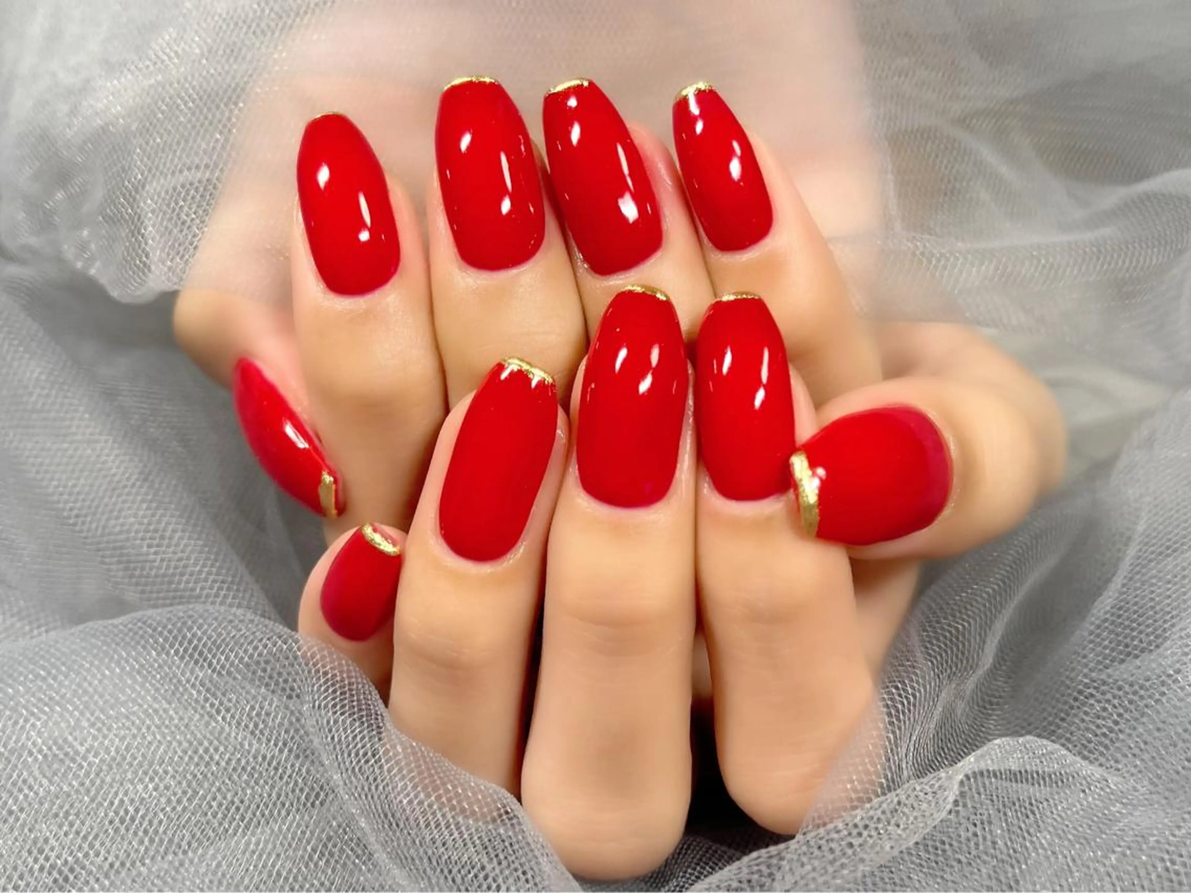 ネイル ゴールド 赤色 ハンドネイル Nail Salon KURELLYのネイルデザイン
