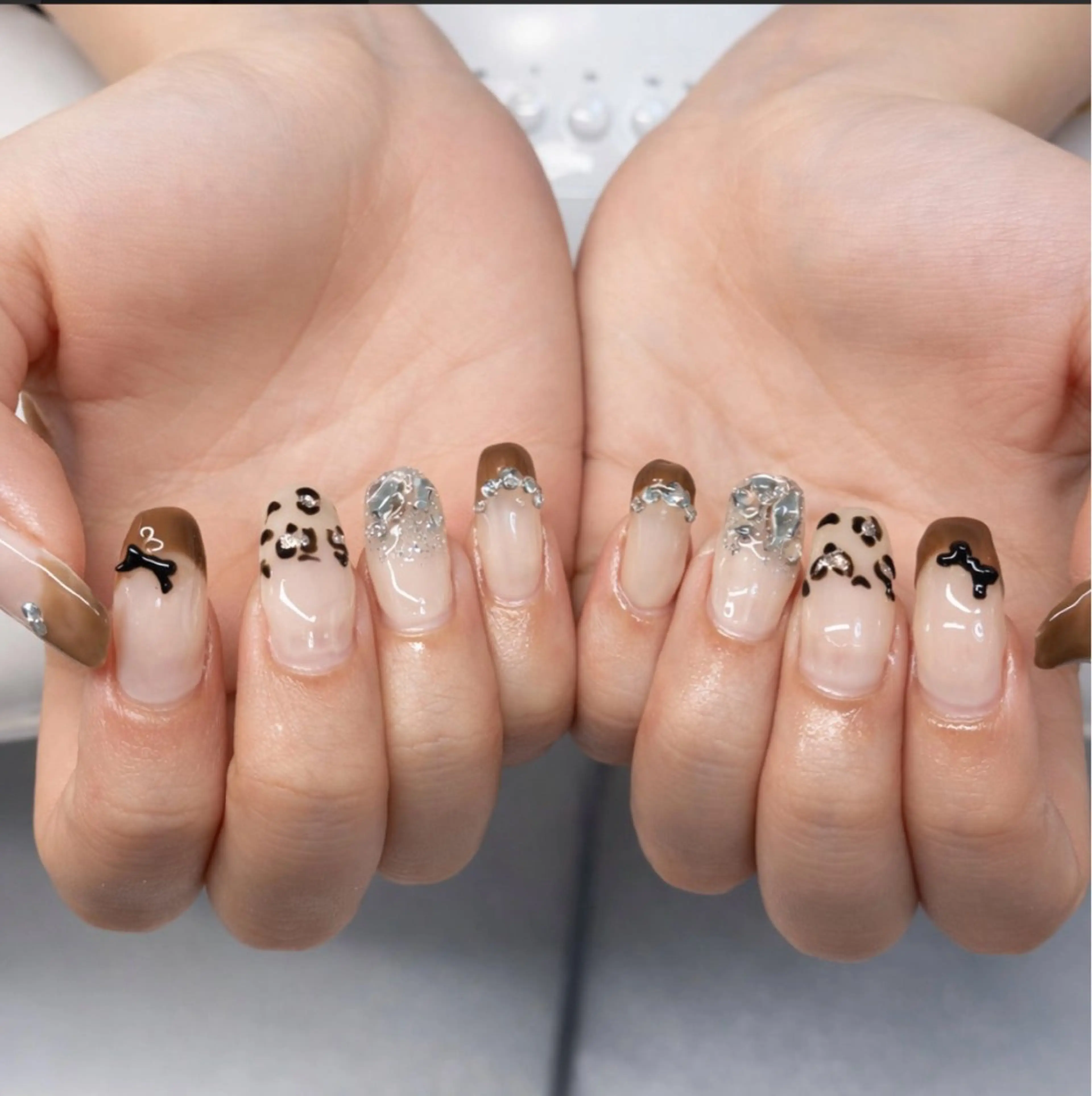 ネイル アニマル柄 アートネイル ブラウン カジュアル フレンチネイル ハンドネイル Kii nailのネイルデザイン