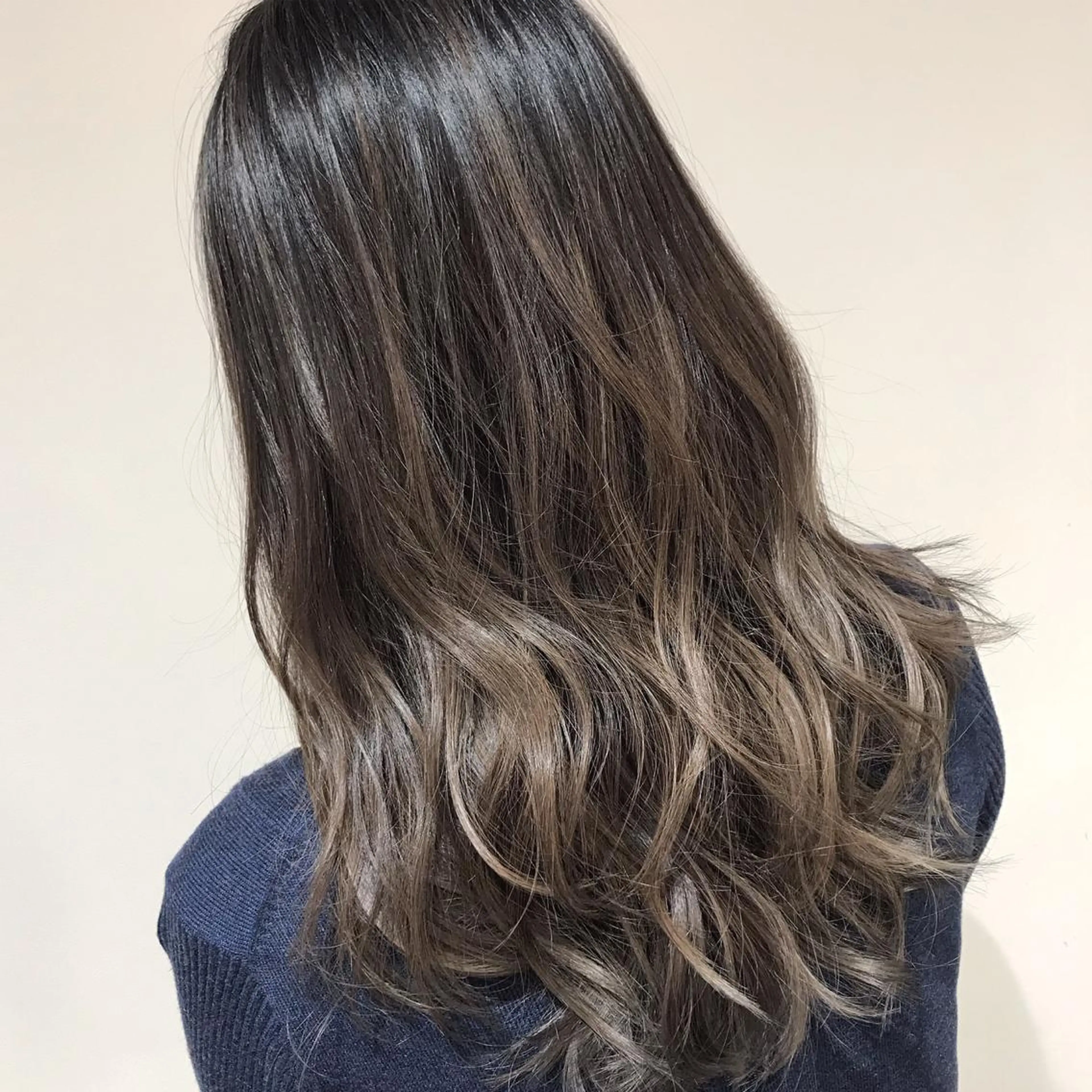 ミディアム カラー アッシュ アッシュグレー アッシュグレージュ バレイヤージュ ベージュカラー AMI Hair  supply所属・髪質改善カラー韓国風 レイヤーtudaのヘアスタイル