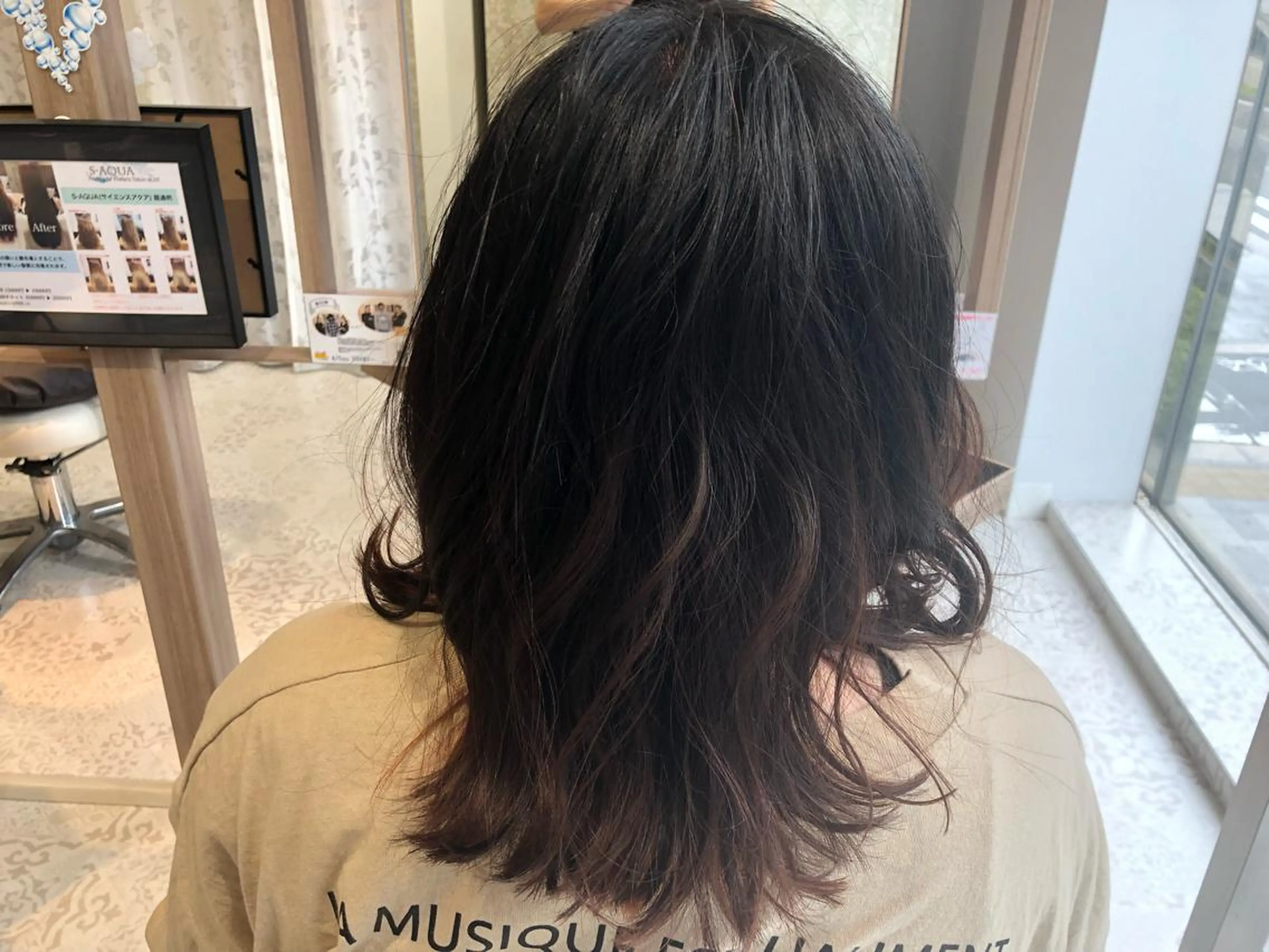 ミディアム 辻本 夏子のヘアスタイル