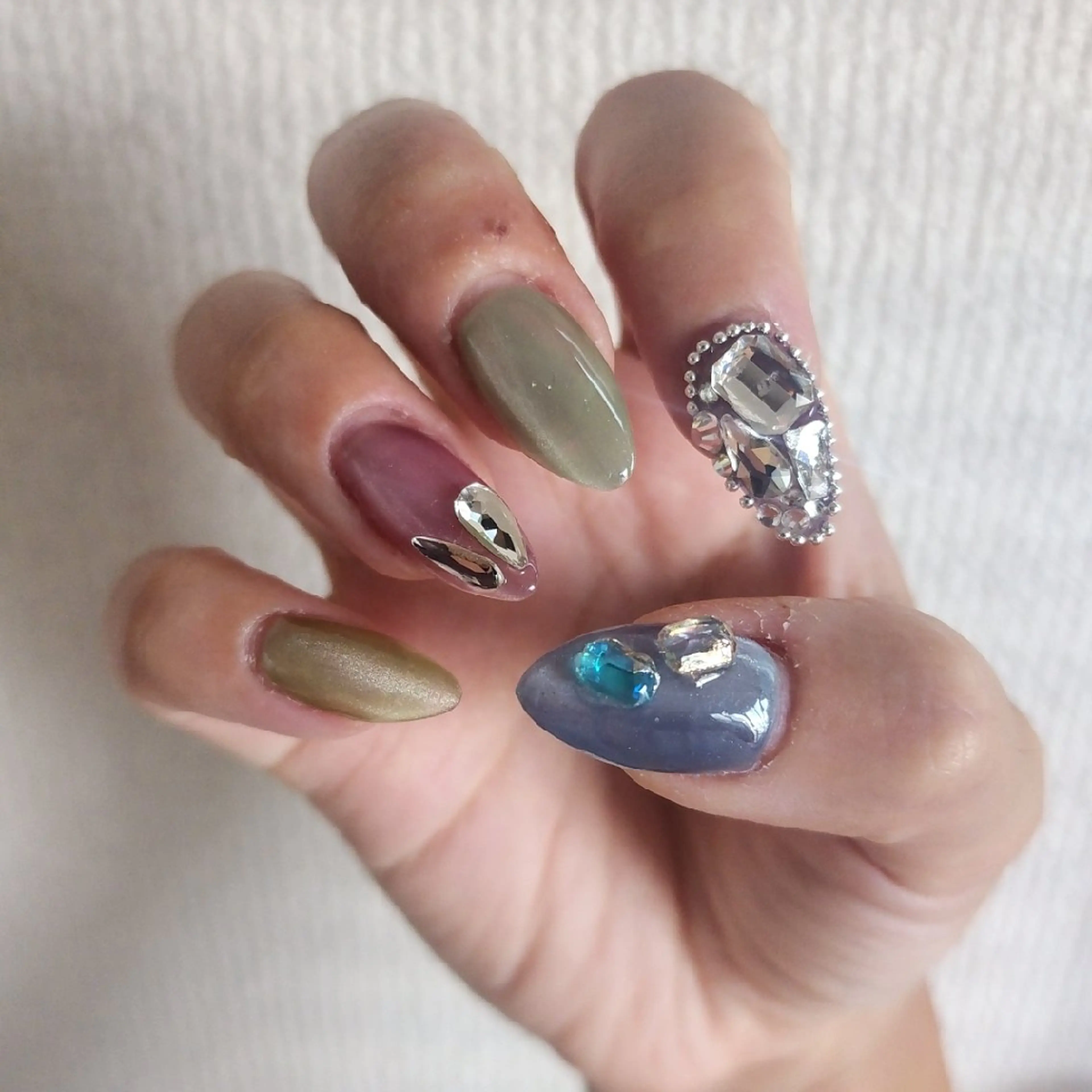 ネイル マグネットネイル 💙🤍Tiary M🤍💙のネイルデザイン
