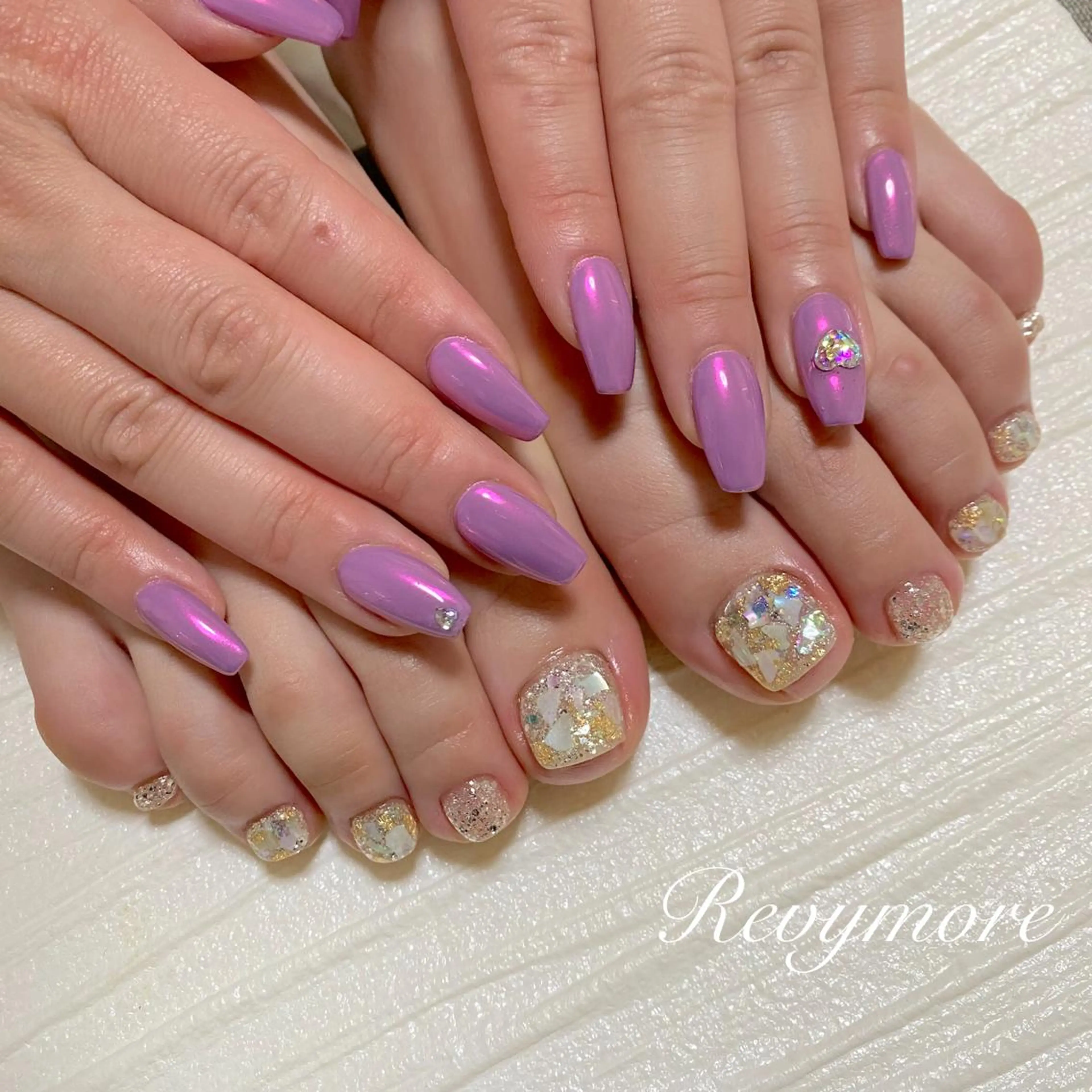 ミディアム ネイル 韓国風ヘア フットネイル ジェルネイル キラキラネイル 韓国ネイル nail salon Revymoreのネイルデザイン