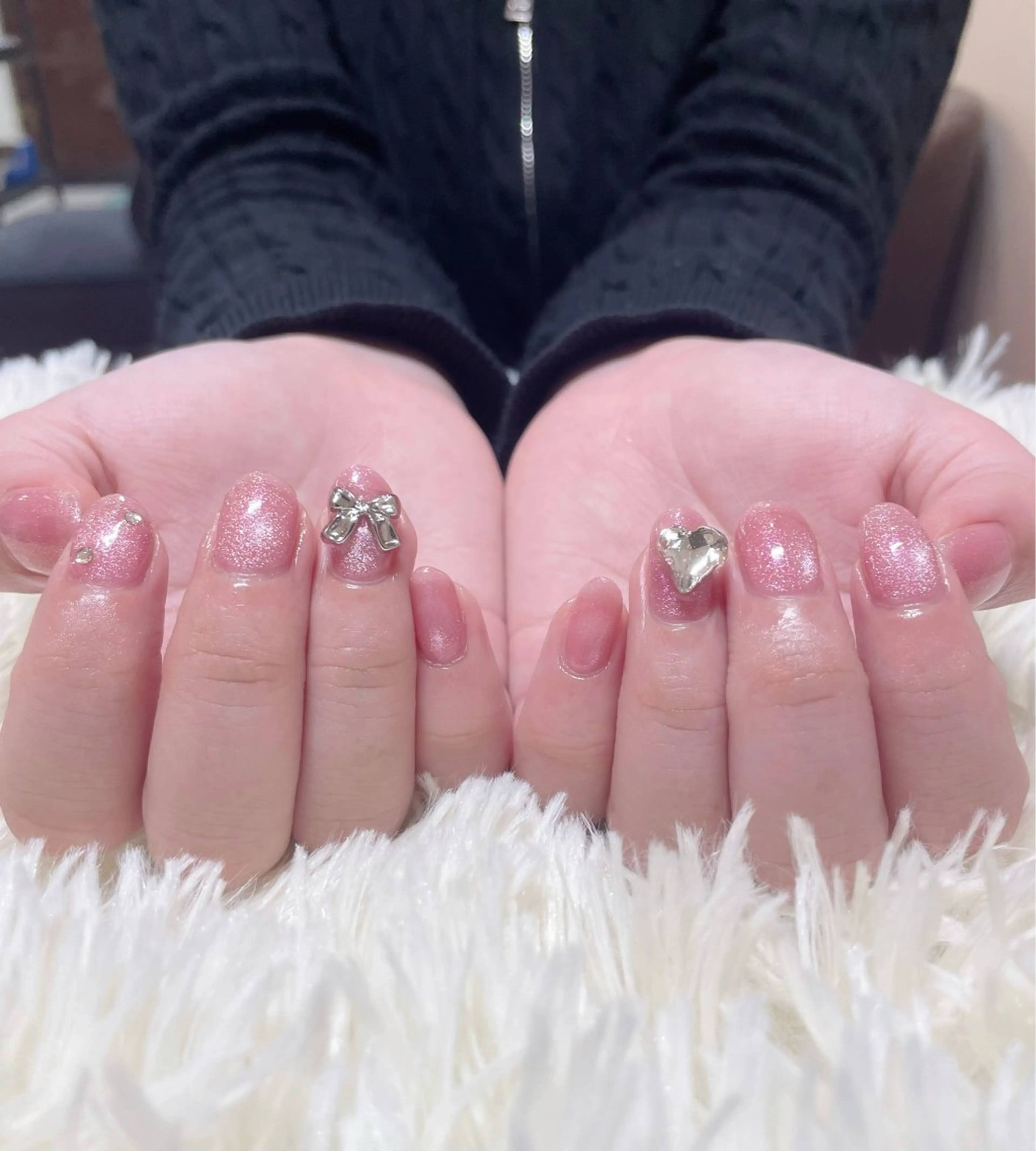 ネイル 氷ネイル・うるうるネイル ラメ(グリッター) マグネットネイル ピンク ホワイト ハンドネイル feel.a ‎もえ‎のネイルデザイン