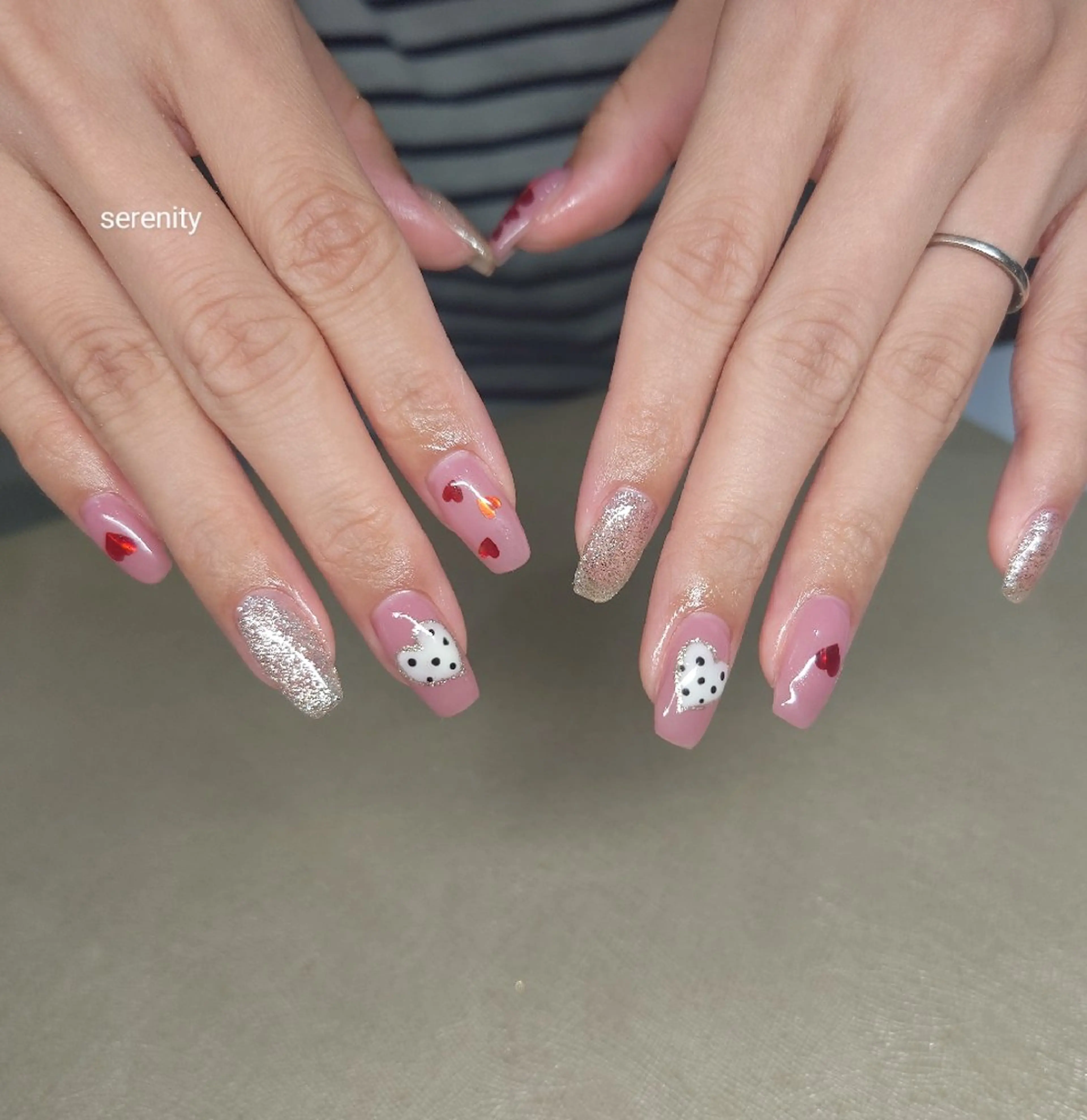 ネイル ホログラムネイル ピンク 赤色 バレンタイン ハンドネイル nail  serenityのネイルデザイン