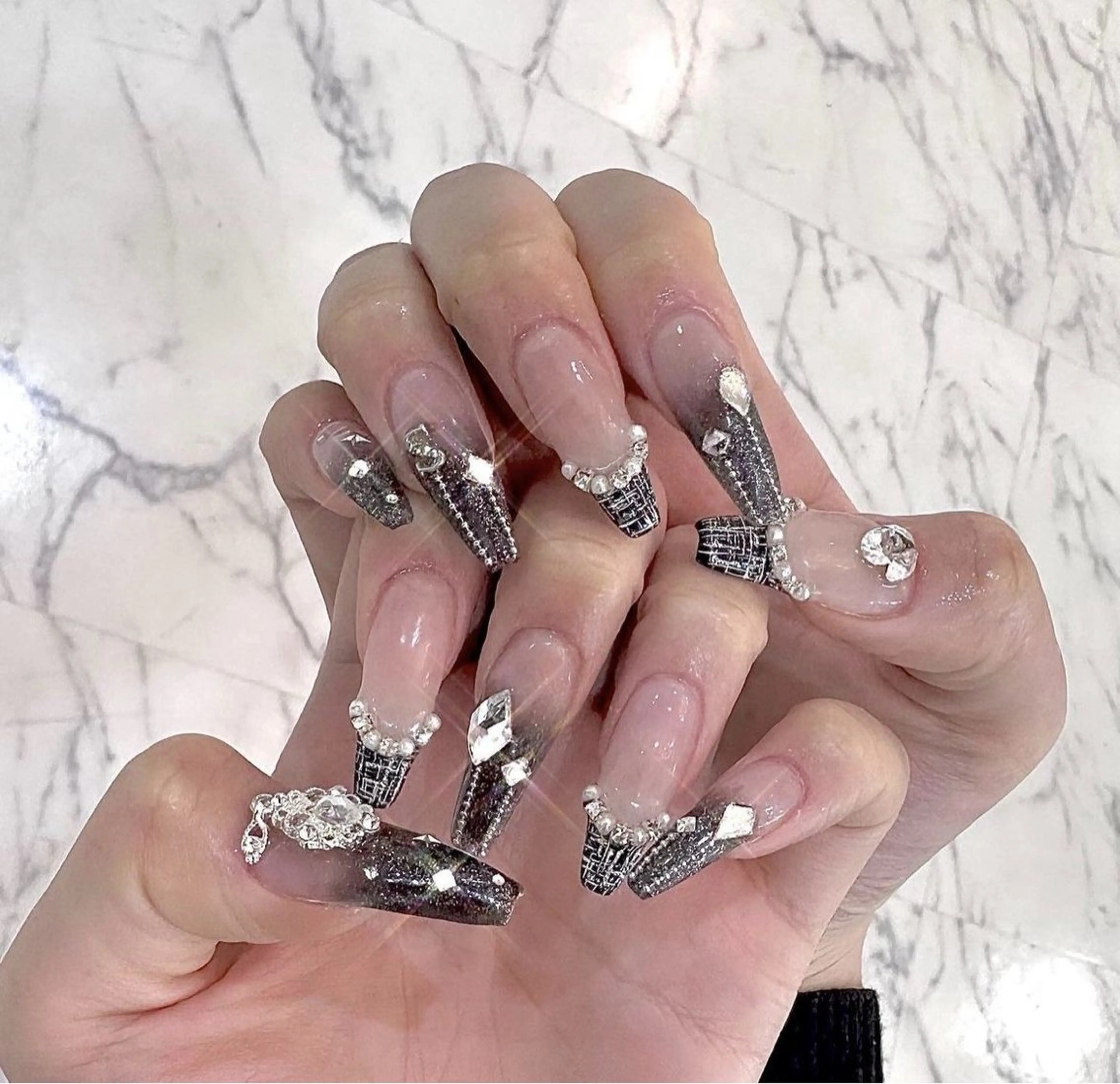 ネイル マグネットネイル ピンク ネイルチップ 冬ネイル Lee Nailsのネイルデザイン