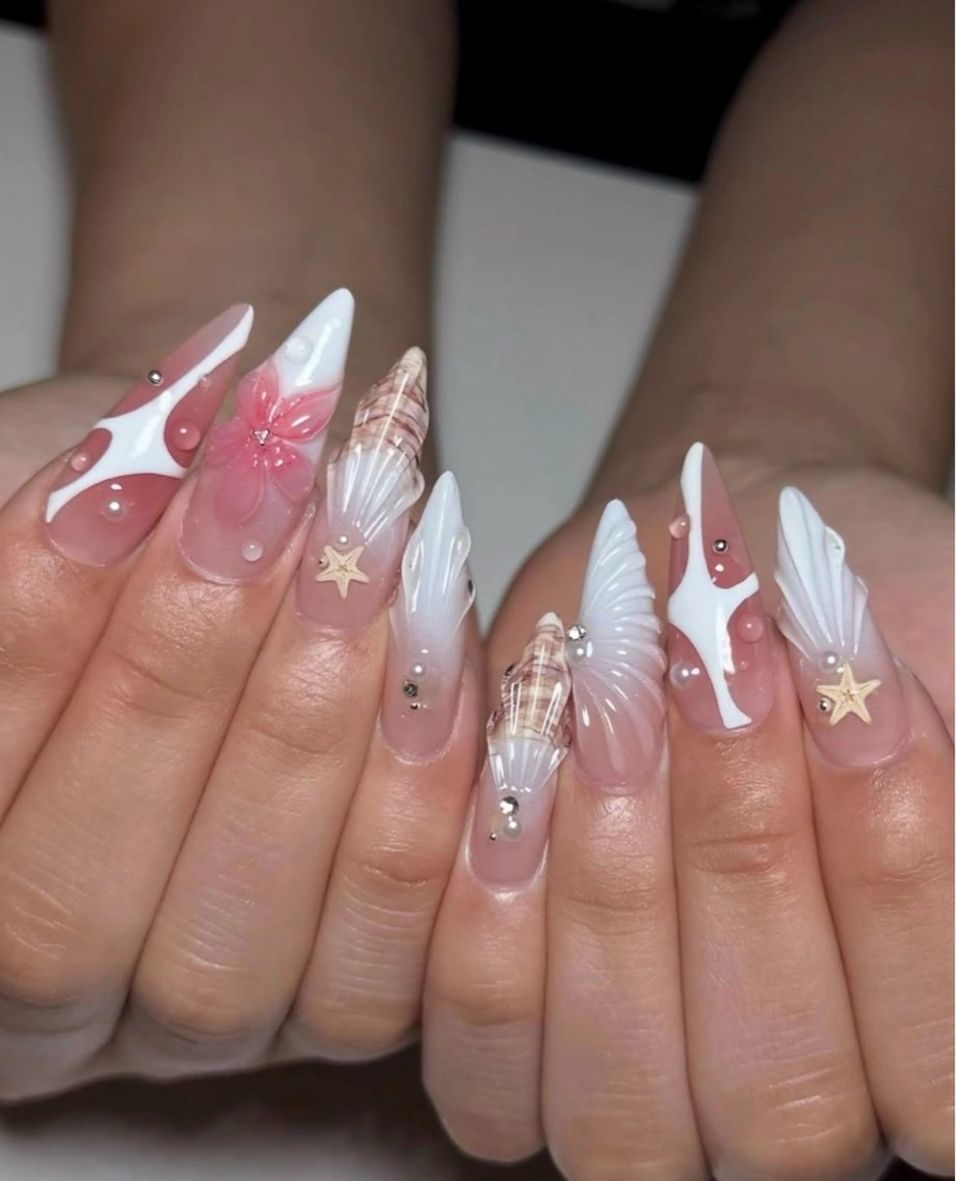 ネイル キラキラネイル 韓国ネイル ロングネイル ワンホンネイル ハンドネイル Josie nail salonのネイルデザイン