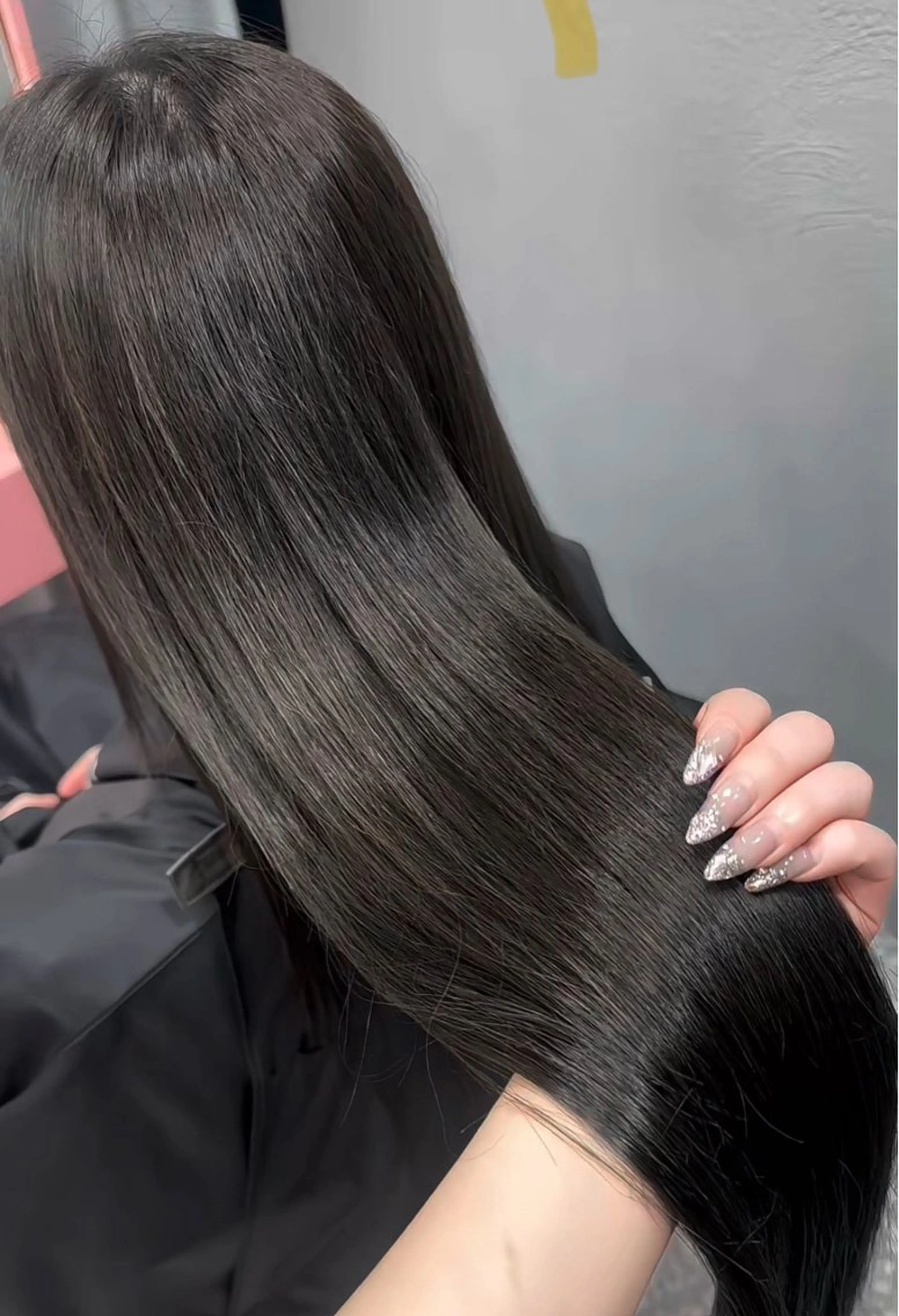 ロング カラー グレージュ オリーブグレージュ オリーブグレー ヘアカラー トリートメント 𝑴𝑶𝑲𝑨渋谷 トレンド韓国ヘア🩷のヘアスタイル