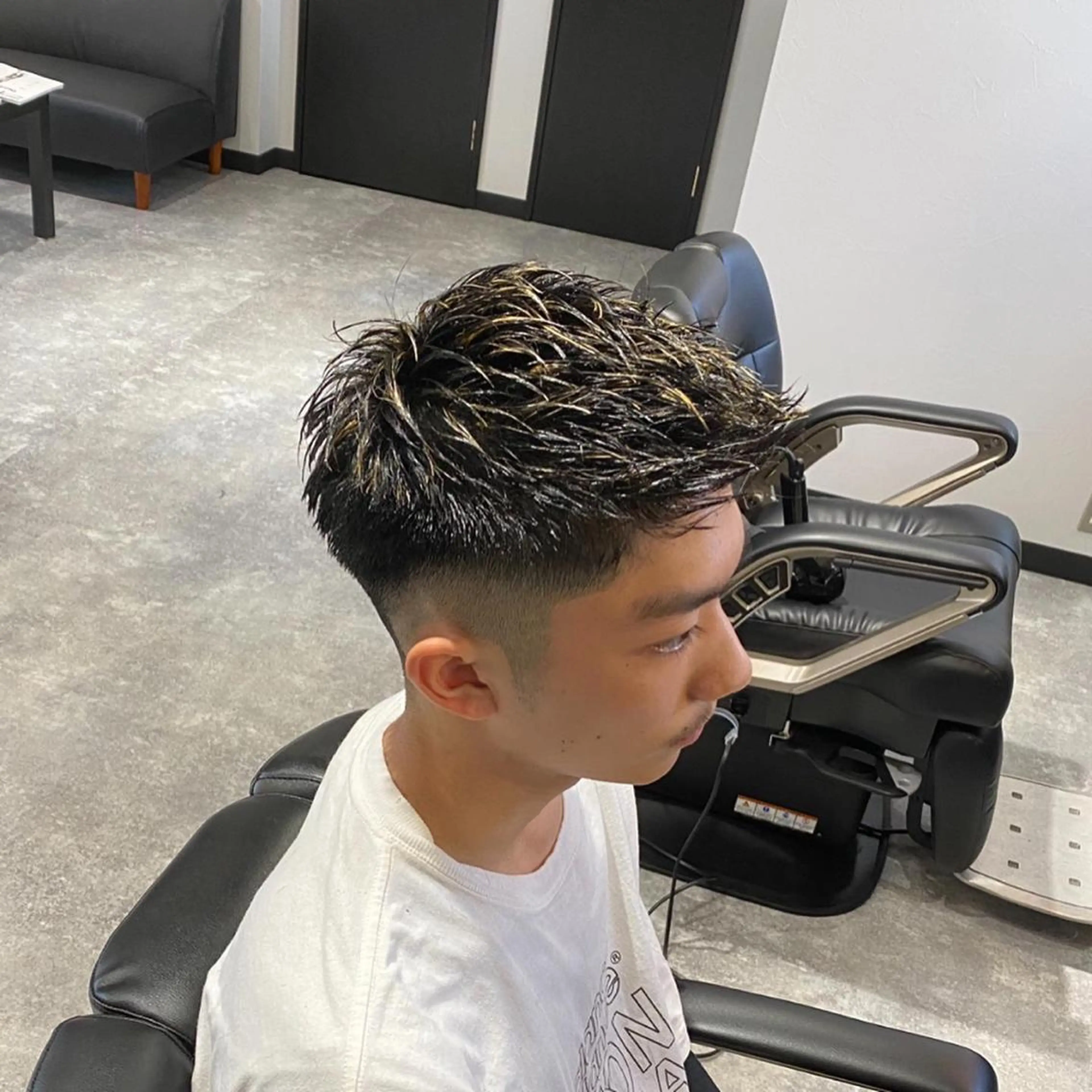 ショート カラー メンズ フェードカット メンズハイライト モヒカン ハイライトカラー ハイライト カット 前田賢生 ご新規様はNGのヘアスタイル