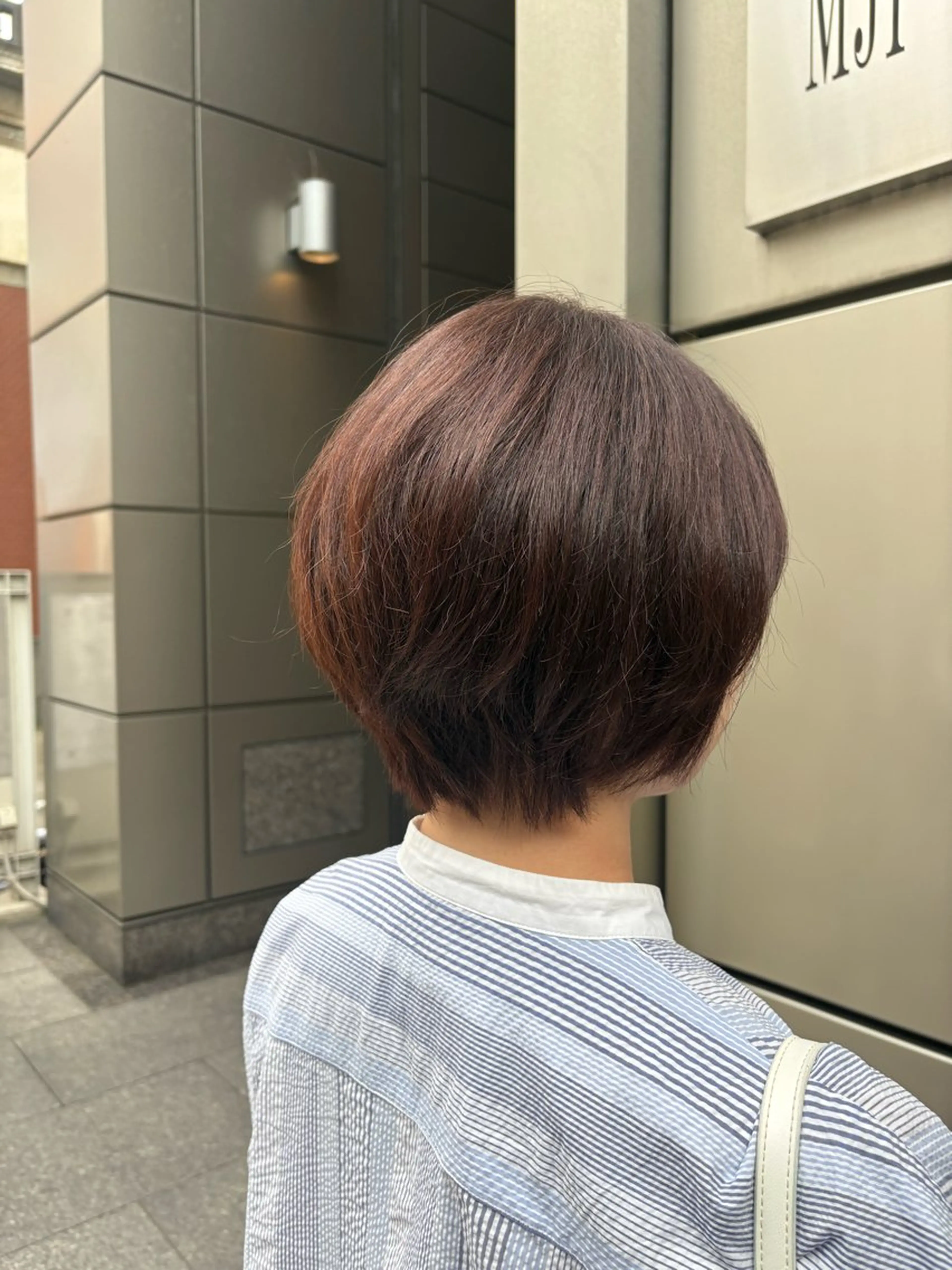 ショート カラー グレージュ ピンクカラー 臼井 いづみのヘアスタイル