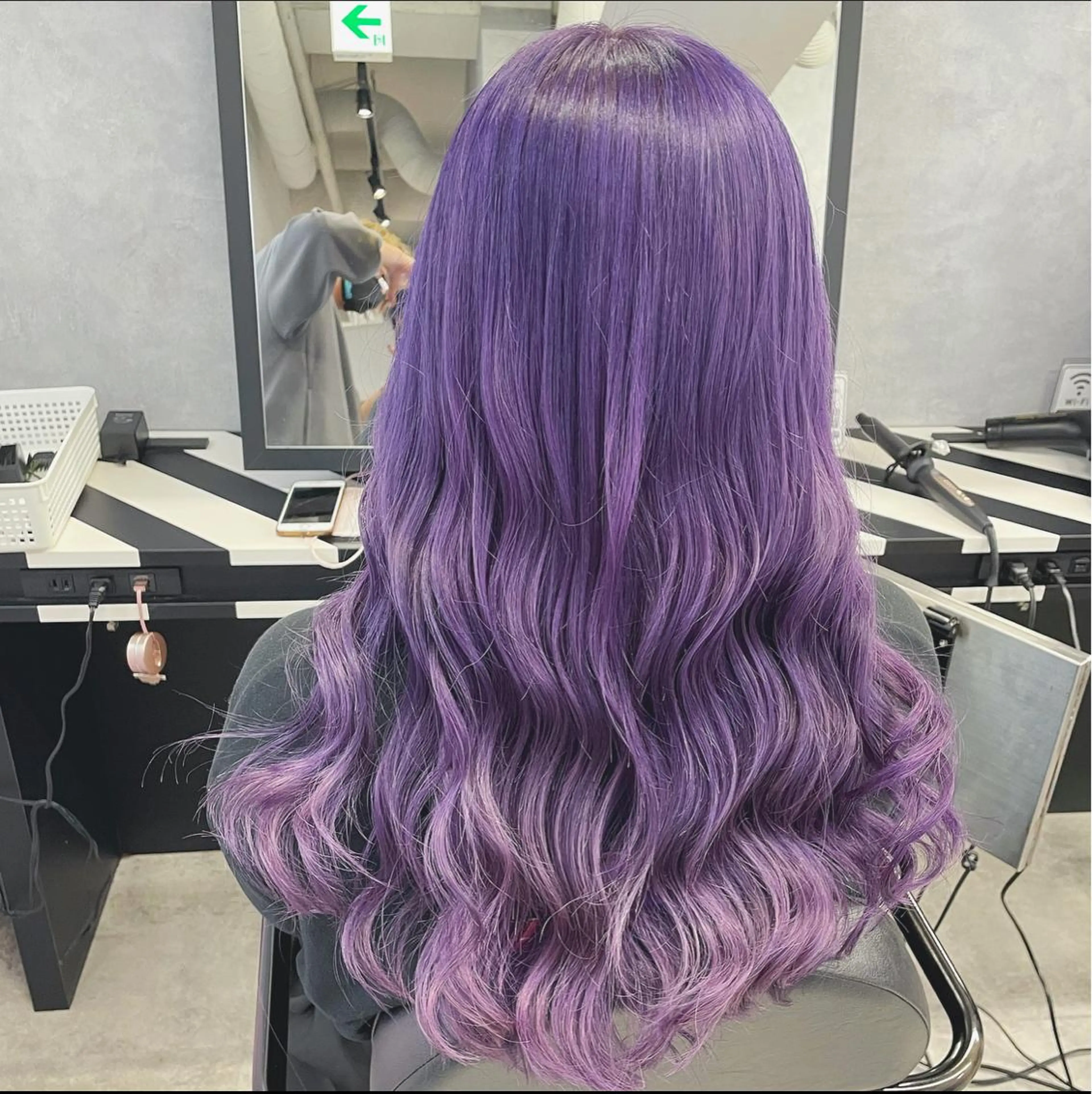 セミロング パープルカラー ブリーチ&エクステ 🥀ケアカラー特化のヘアスタイル