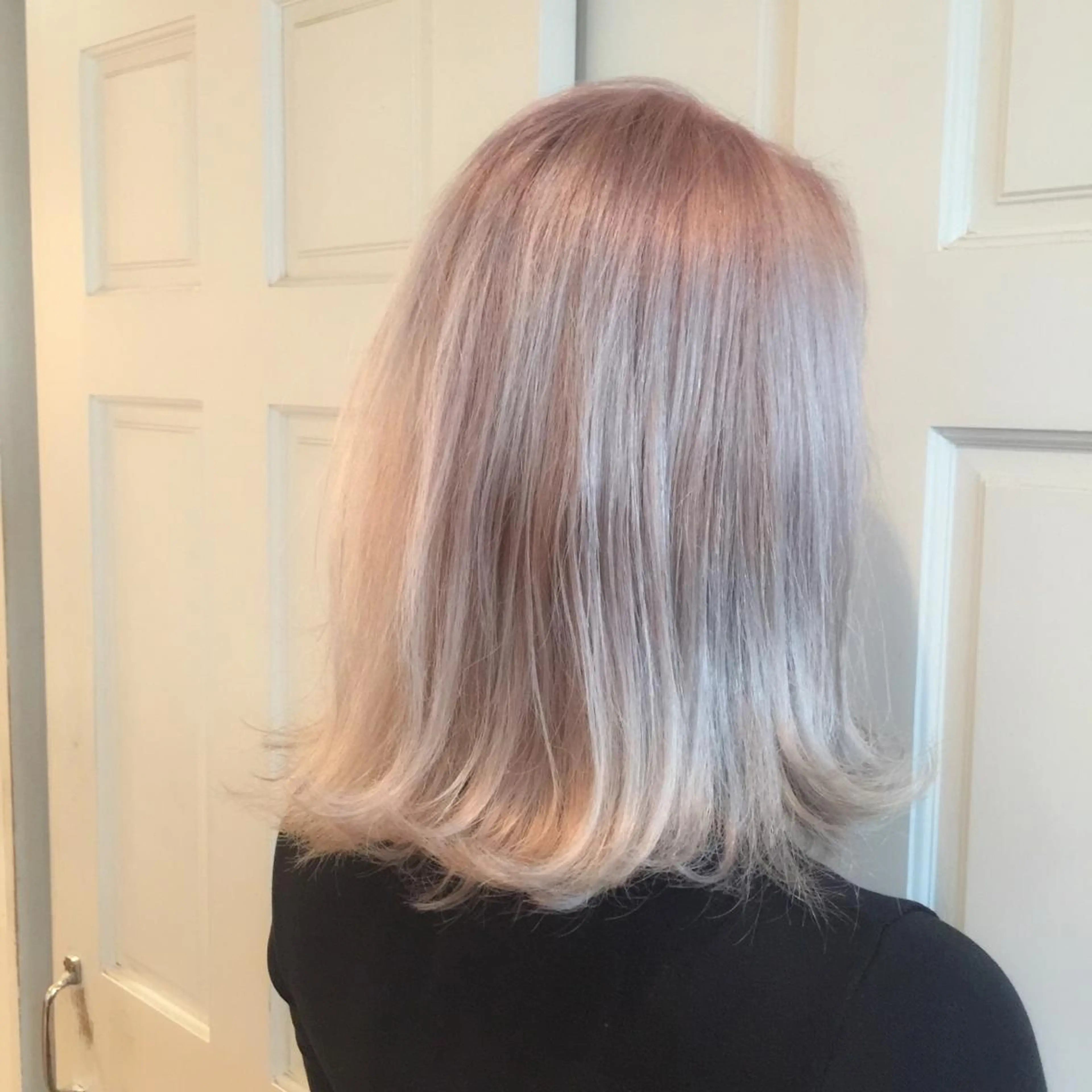 カラー アッシュ ブリーチ ケアブリーチ ハイトーンカラー ホワイトアッシュ ホワイト&レイヤーカ ットエクステ長畠俊輔のヘアスタイル