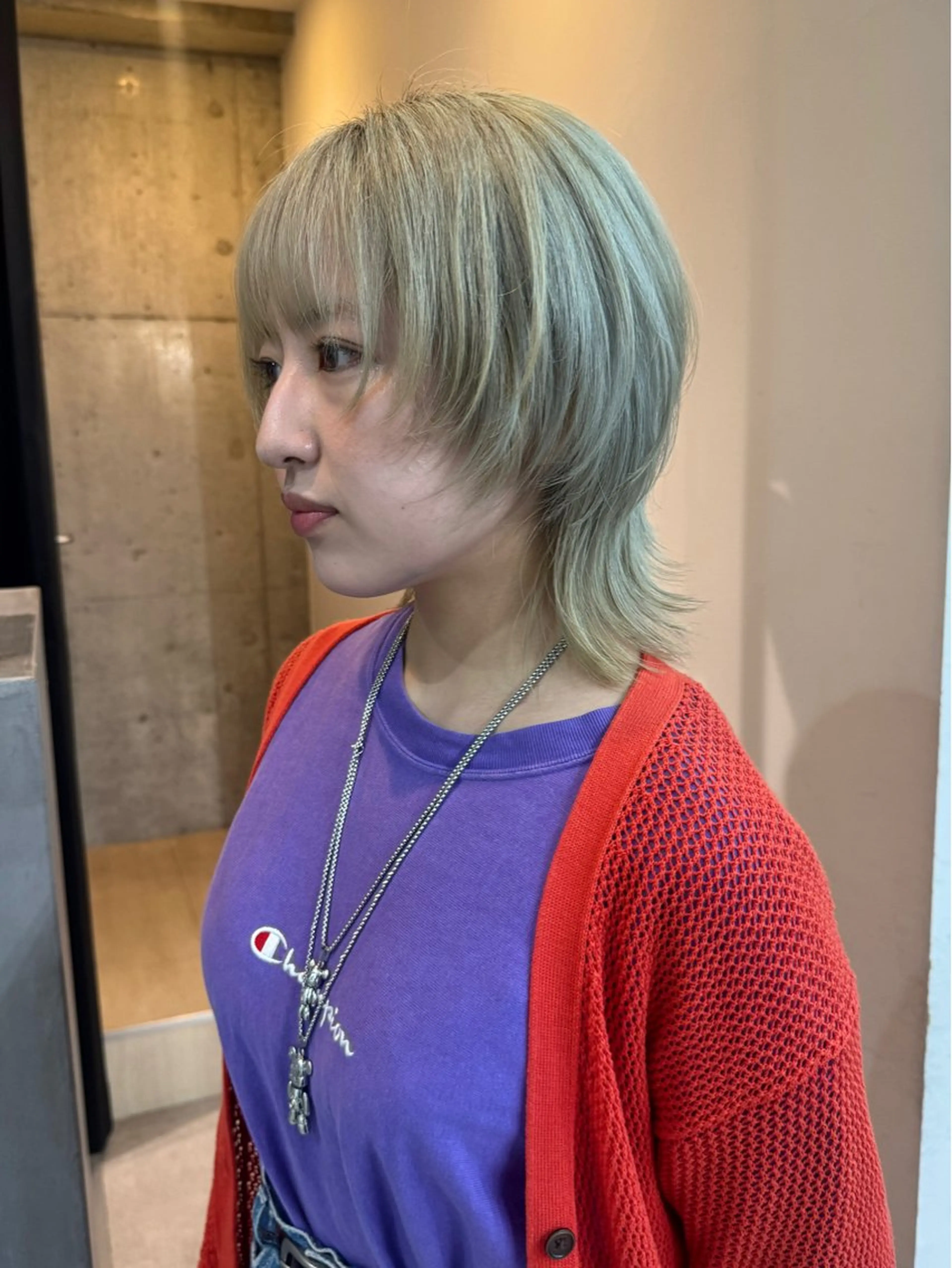 ミディアム ウルフカット 切りっぱなしボブ/ ブリーチカラー/大塚のヘアスタイル