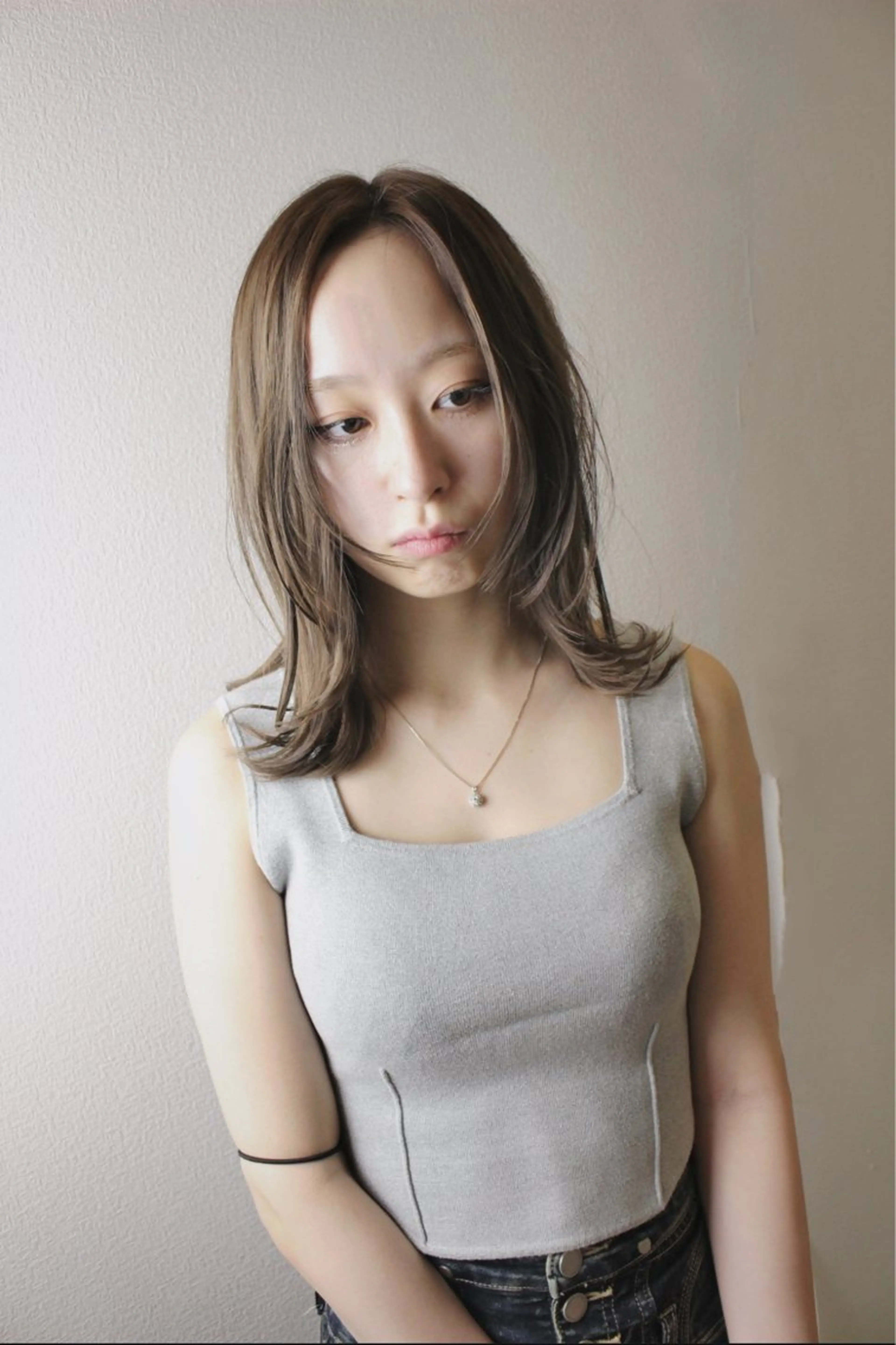 ミディアム カラー ベージュカラー くびれヘア 顔まわりレイヤー レイヤーカット カット ヘアカラー 土居 正季のヘアスタイル