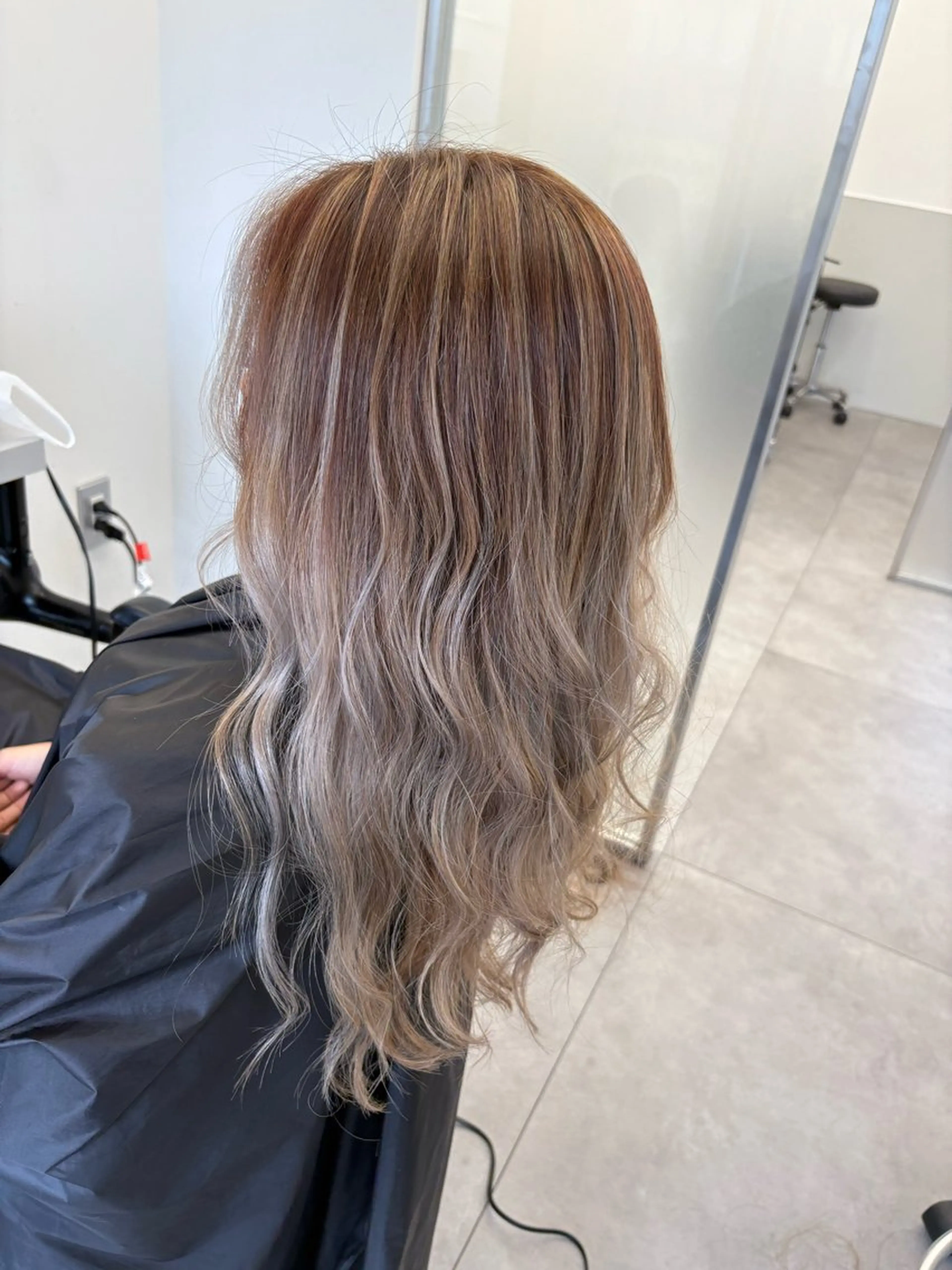 セミロング カラー バレイヤージュ ブリーチ レイヤーカット 天野 利咲のヘアスタイル