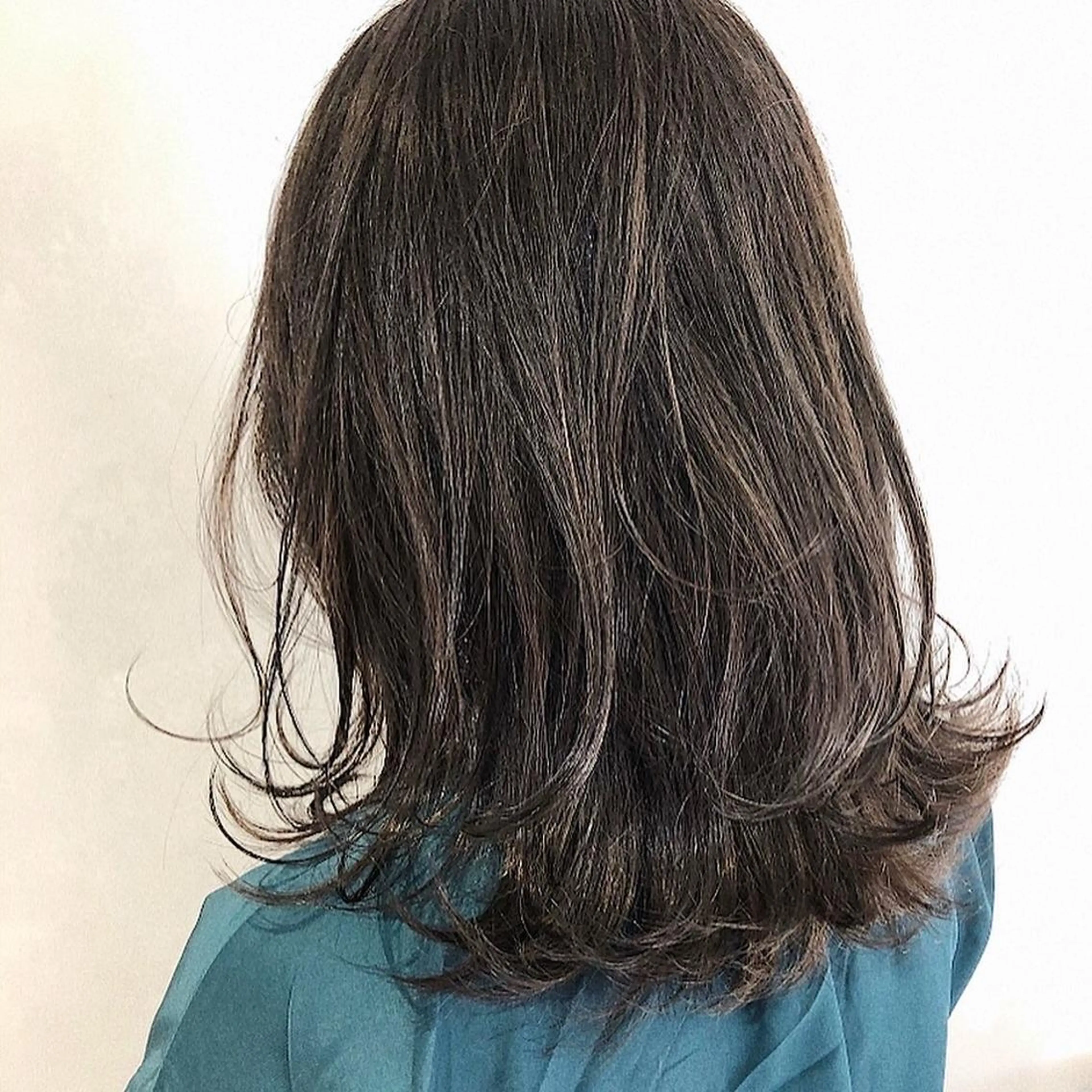 ミディアム カラー ミディアムレイヤー ベージュカラー グレージュ オリーブベージュ レイヤーカット 徳本 駿太のヘアスタイル