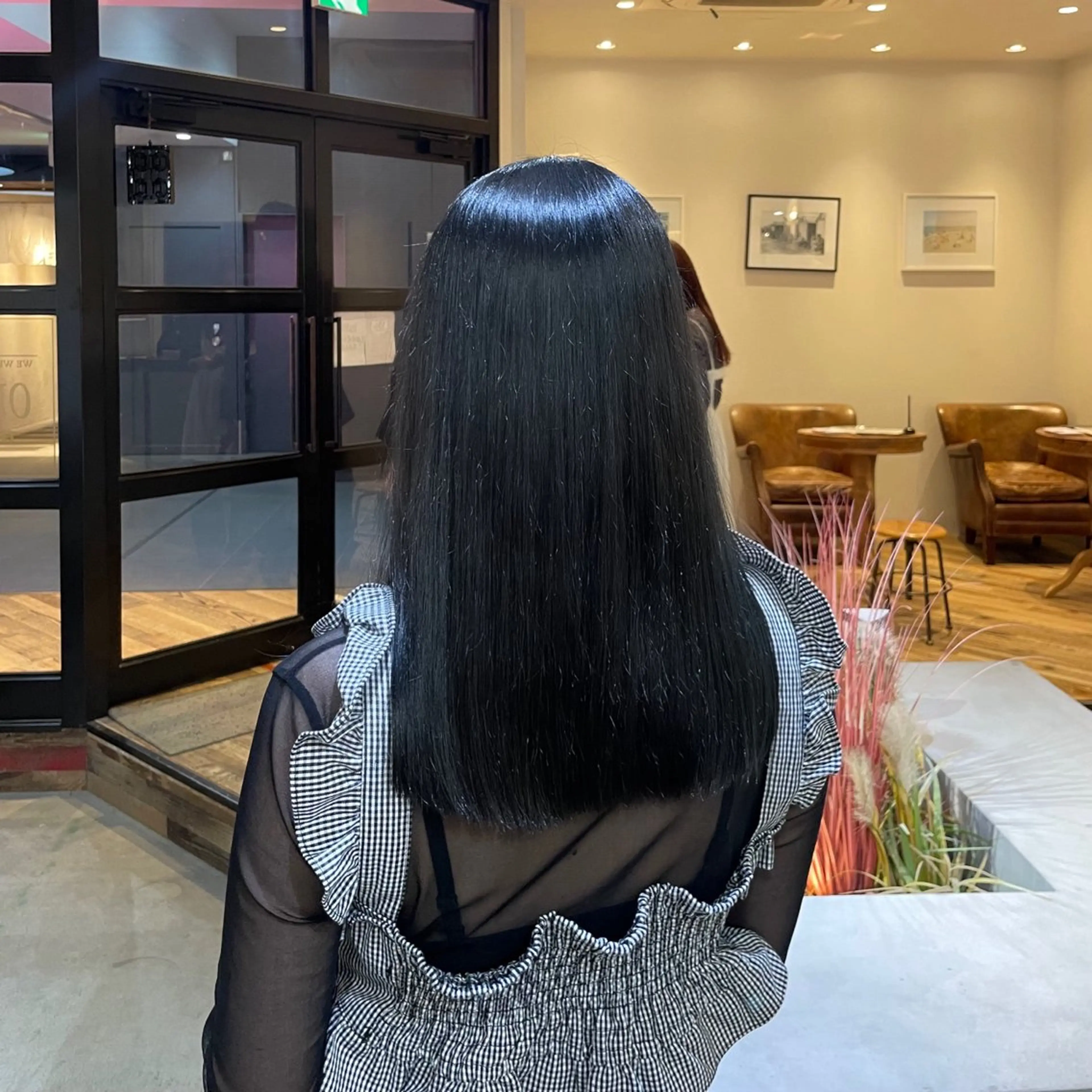 セミロング カラー 黒髪 ブルーカラー ブルーブラック カット 縮毛矯正 トリートメント レイヤー/抜け感カラ ーAI🫧🎀のヘアスタイル
