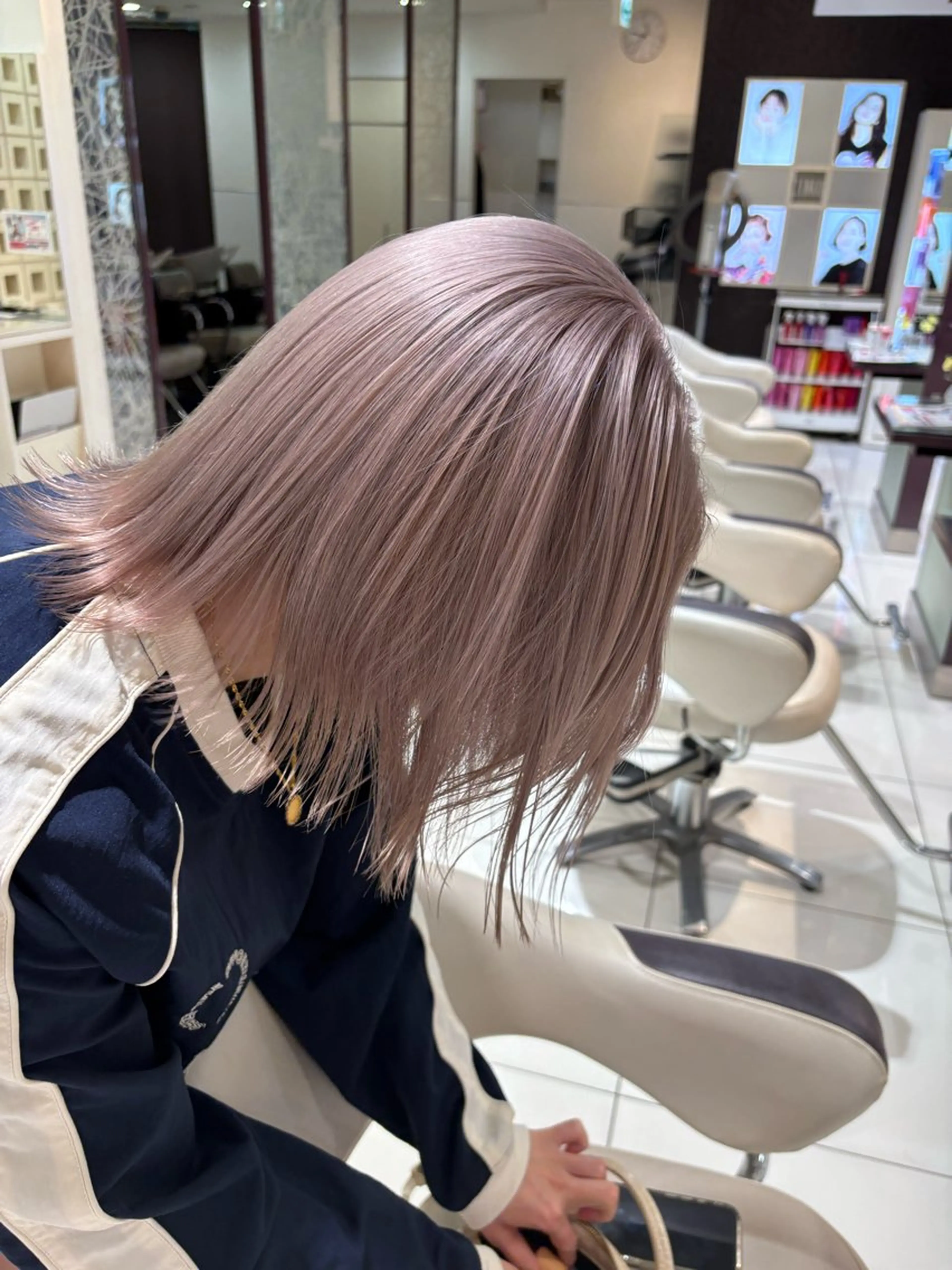 ミディアム カラー ボブレイヤー ベージュカラー ピンクカラー ピンクベージュ ホワイトピンク まるやま ひなこ/艶髪カラーのヘアスタイル