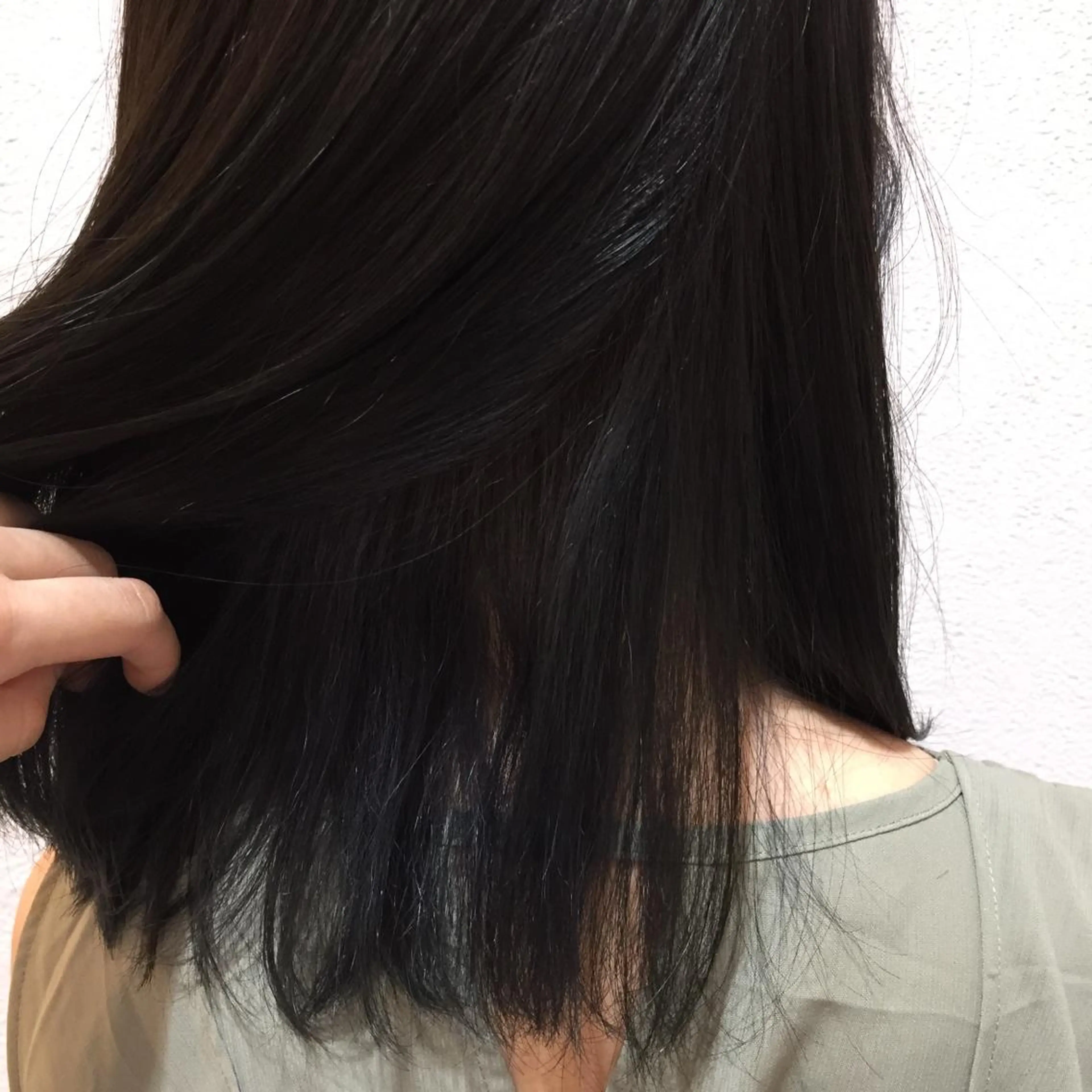 ミディアム カラー 黒髪 ブリーチ 透明感カラー ネイビーカラー 髪質改善カラー/大竹 穂香🦉のヘアスタイル