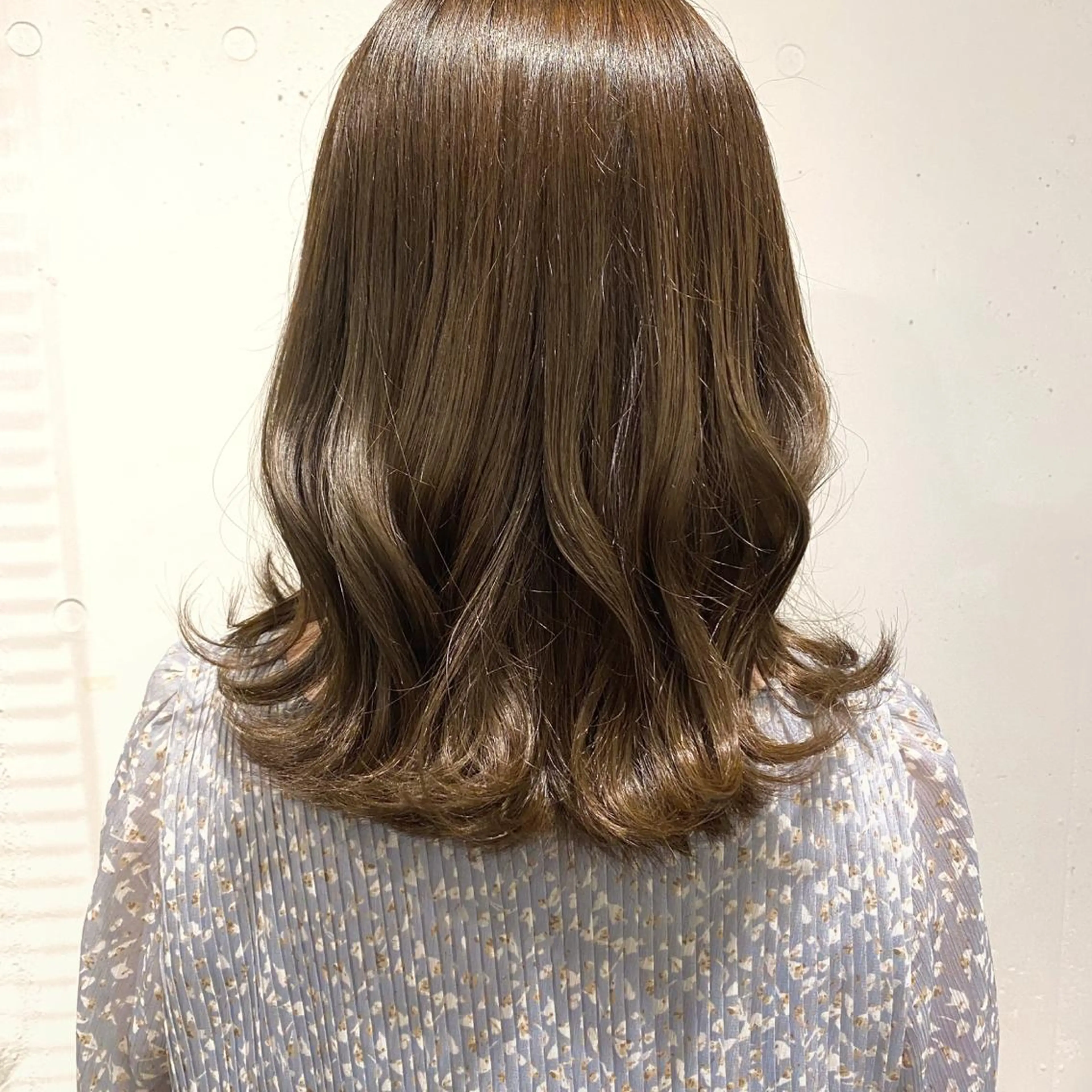 ミディアム カラー shiori ﾍﾞｰｼﾞｭｶﾗｰのヘアスタイル