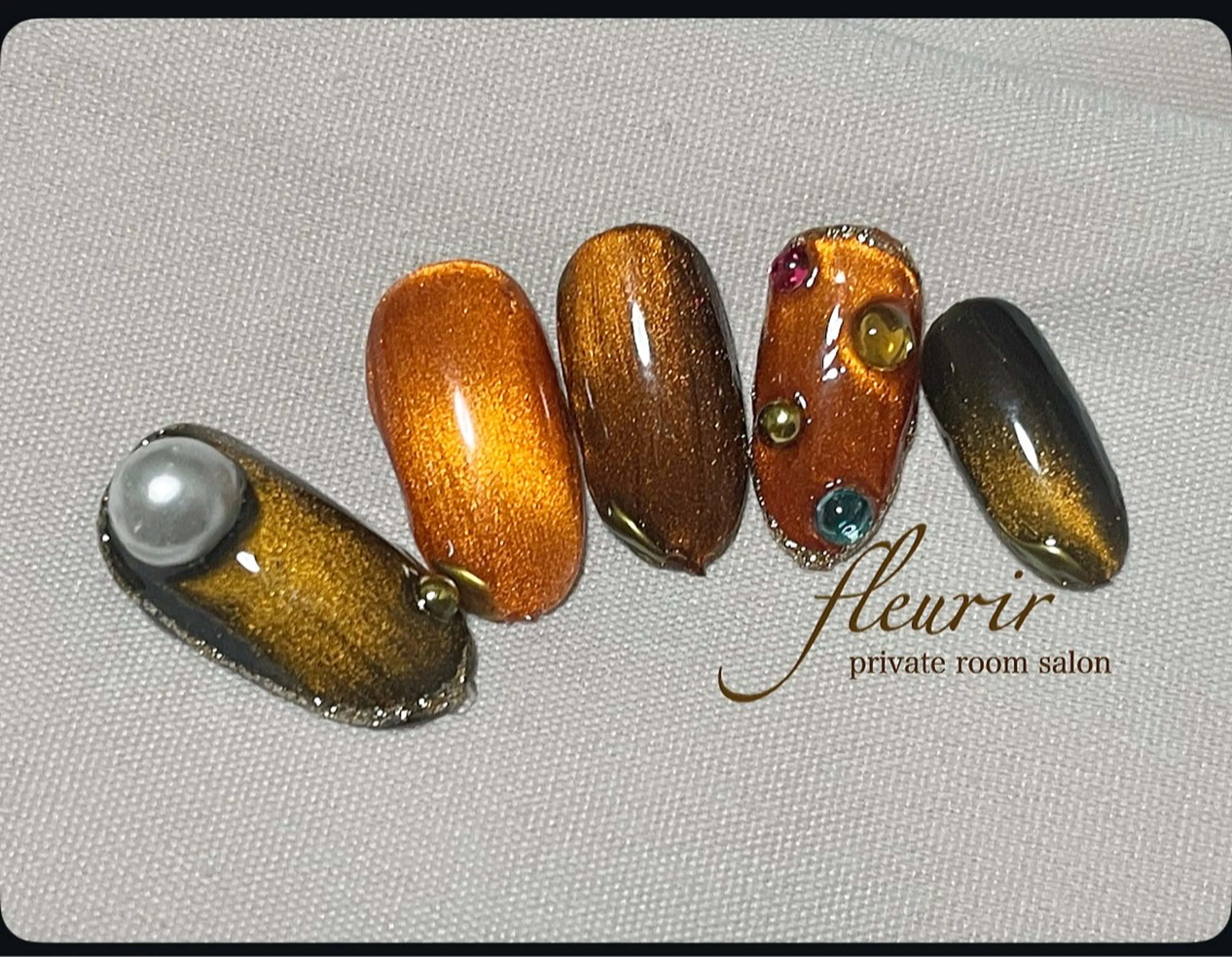 ネイル ブラウン カジュアル マグネットネイル オレンジ ストーンネイル フルリール 【プライベートサロンのネイルデザイン