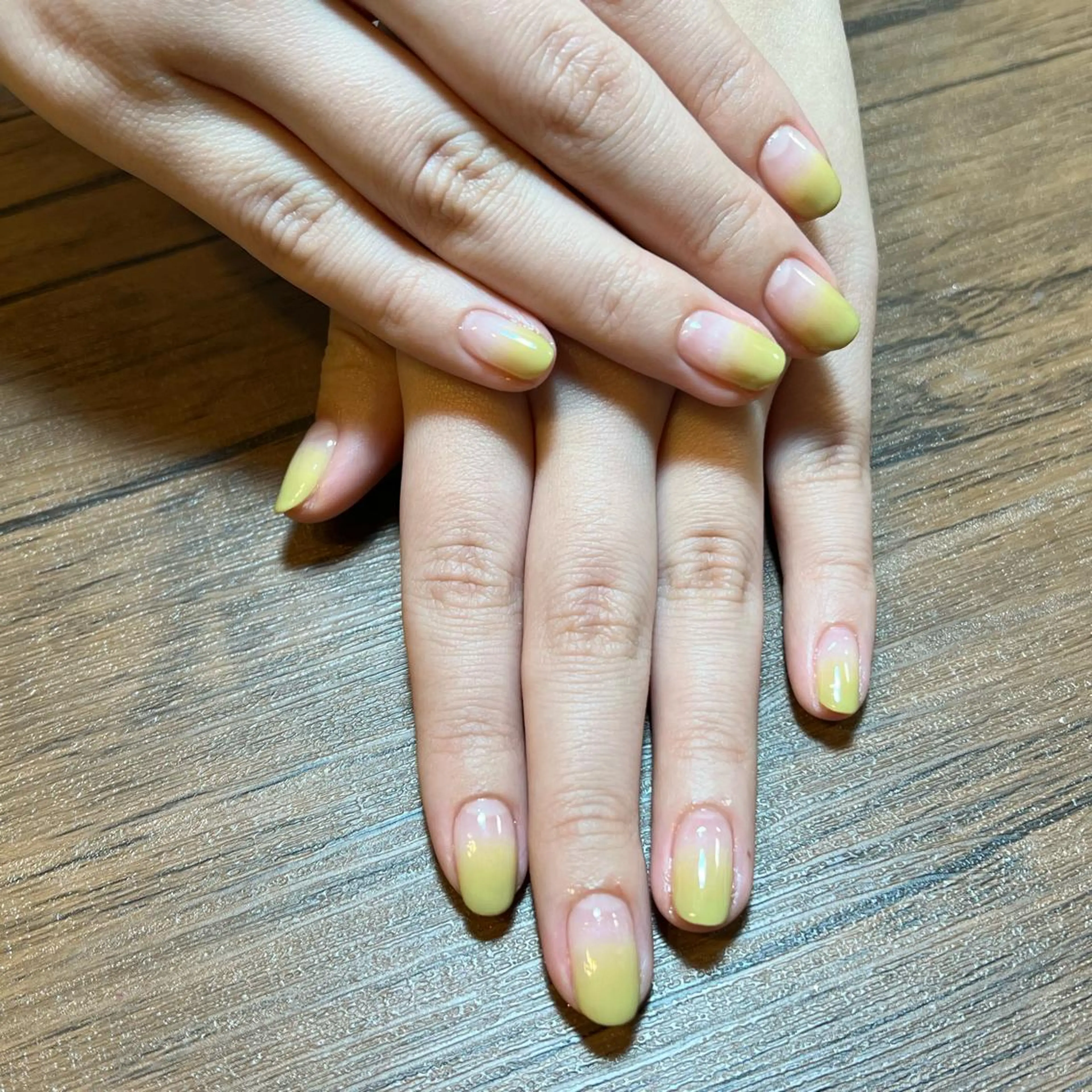 ネイル グラデーション グリーン ハンドネイル HENRIETTA NAILSALONのネイルデザイン