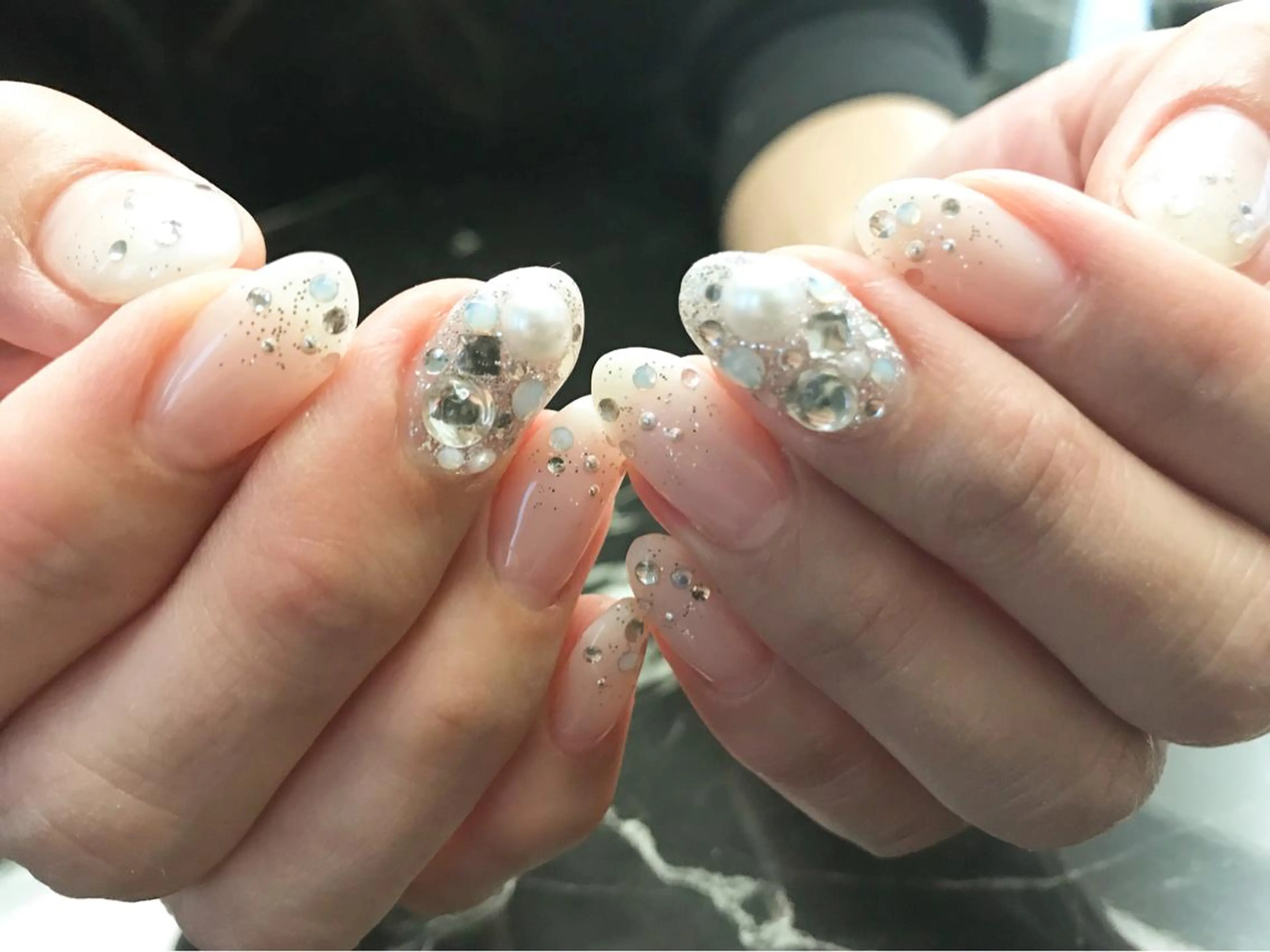 ネイル フットネイル シンプルネイル 春ネイル ストーンネイル ホワイト nail fufla ♡yamane♡のネイルデザイン