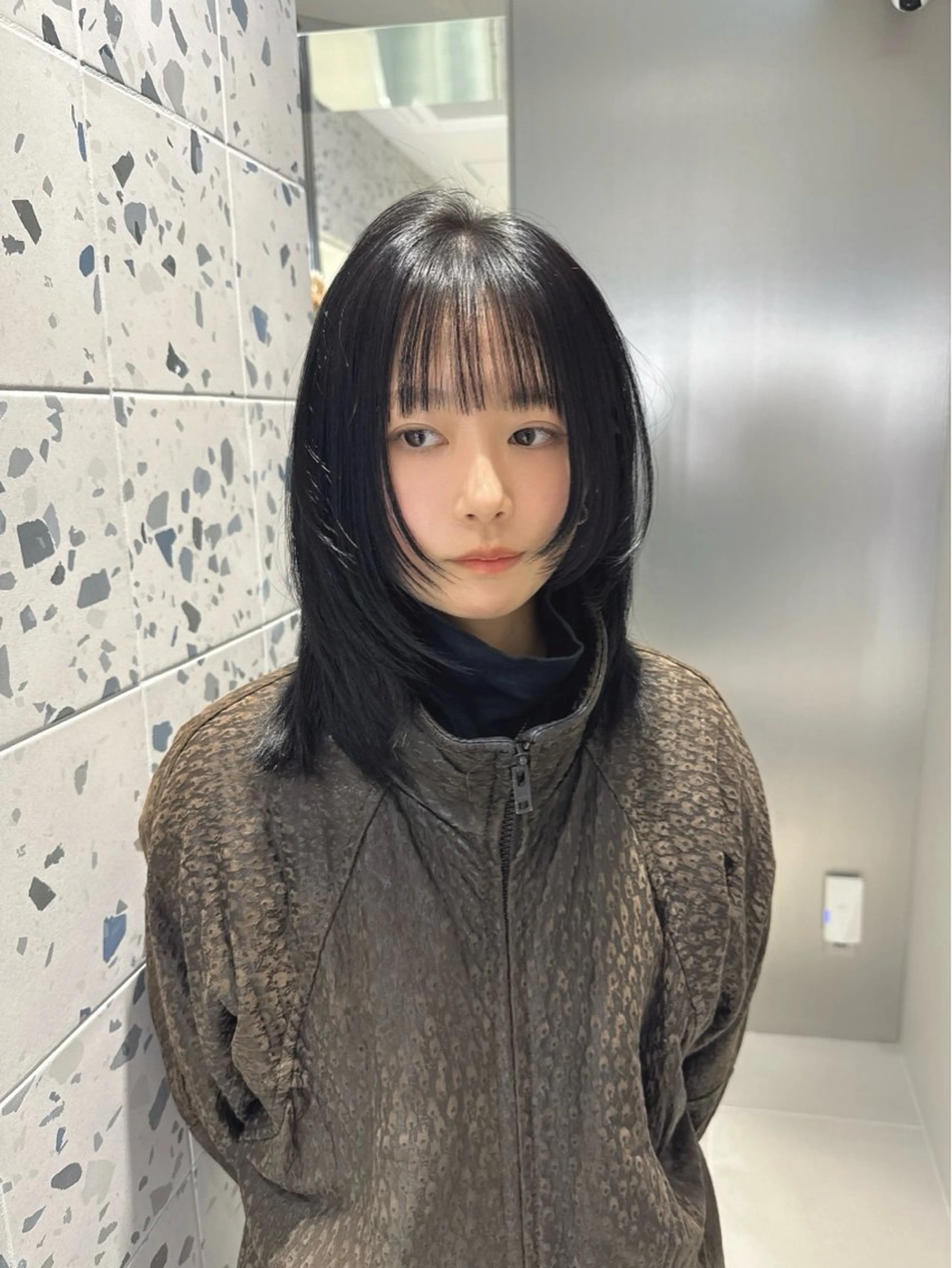 ミディアム カラー 黒髪 ブルーカラー ブルーブラック 髪質改善 カット ヘアカラー トリートメント 矢野 晃平のヘアスタイル