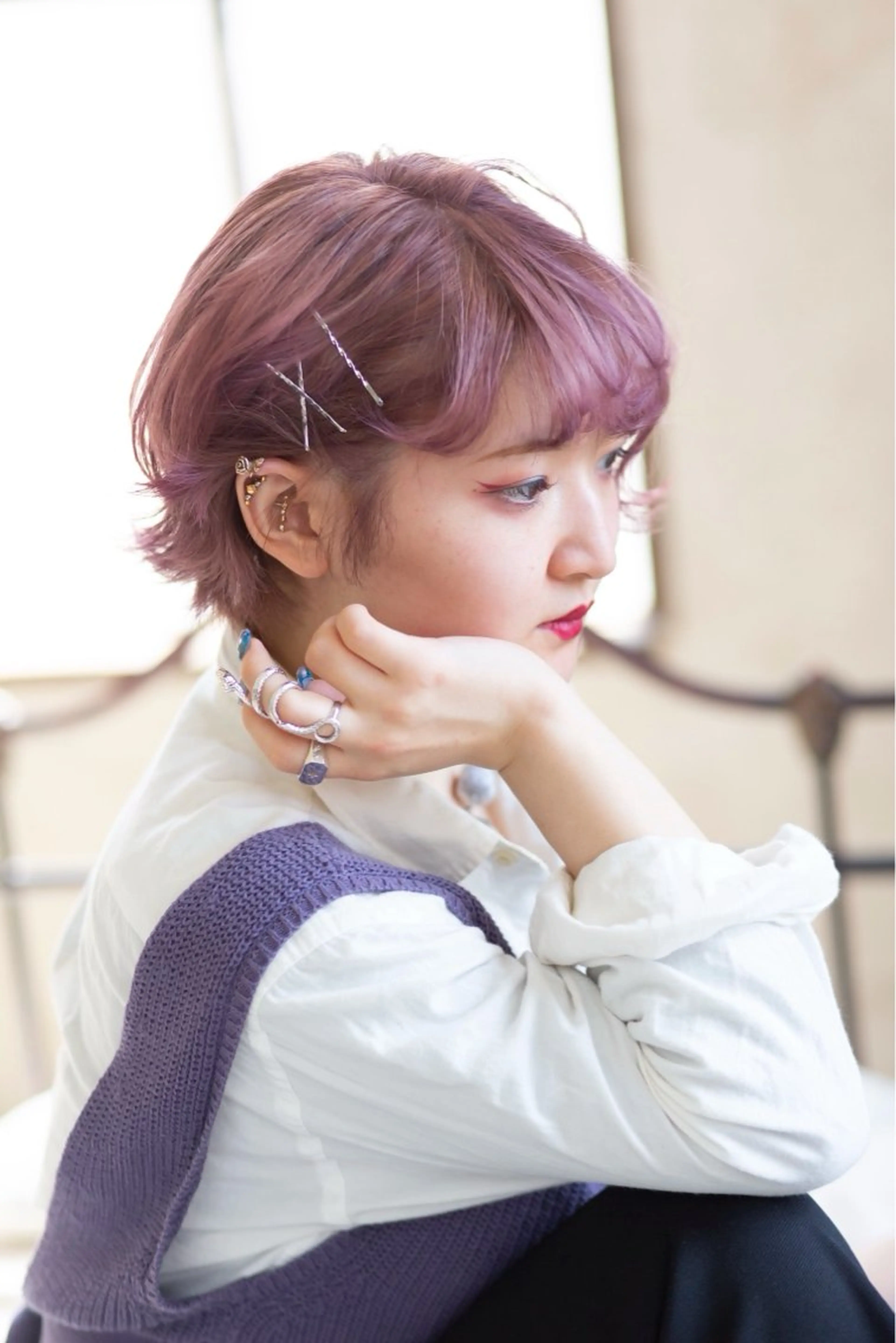 ショート カラー ブリーチ パープルカラー ヘアカラー トリートメント アダチ ホノカのヘアスタイル