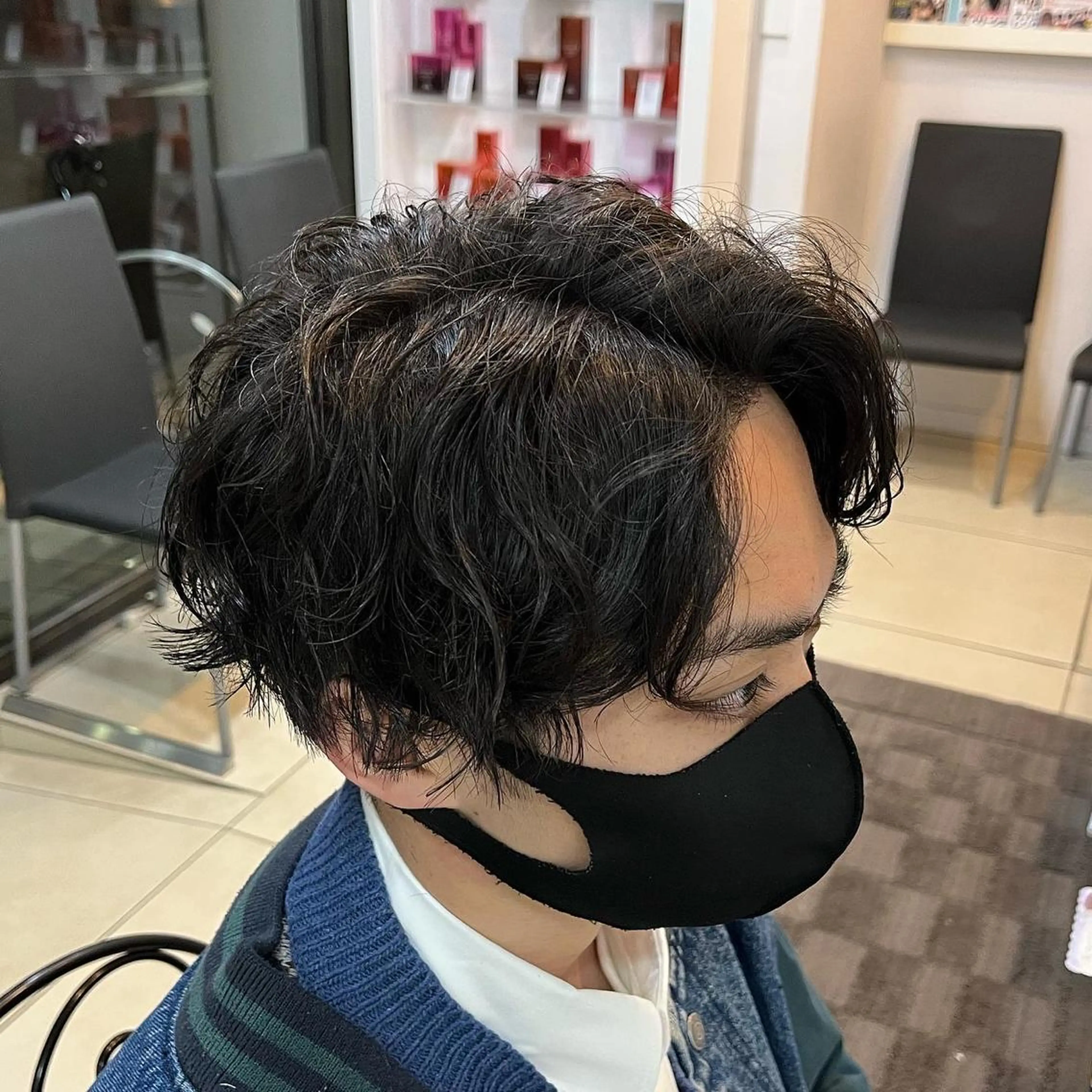 ミディアム パーマ メンズ センターパート カット パーマ 韓国メンズヘア/ 毛流れヘア　須田龍世のヘアスタイル