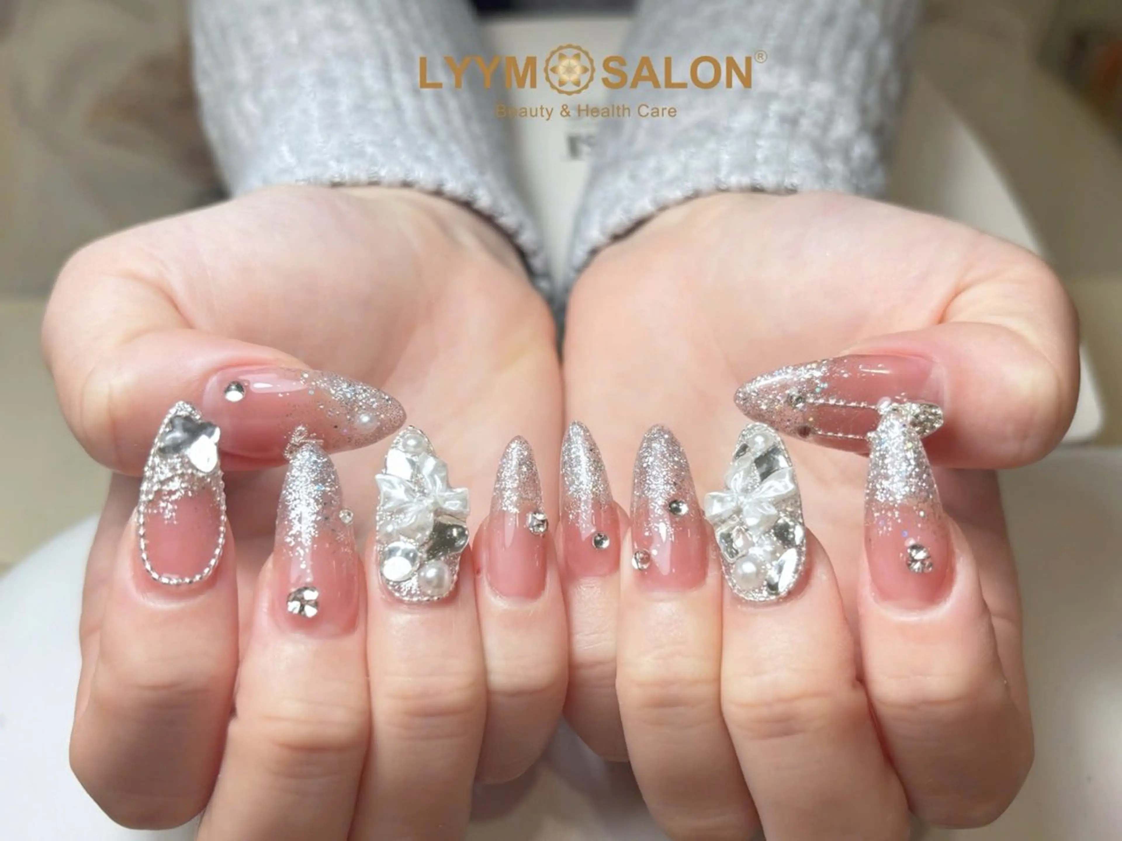 ネイル グラデーション キラキラネイル ピンク ストーンネイル ワンホンネイル ハンドネイル LYYM Salonのネイルデザイン