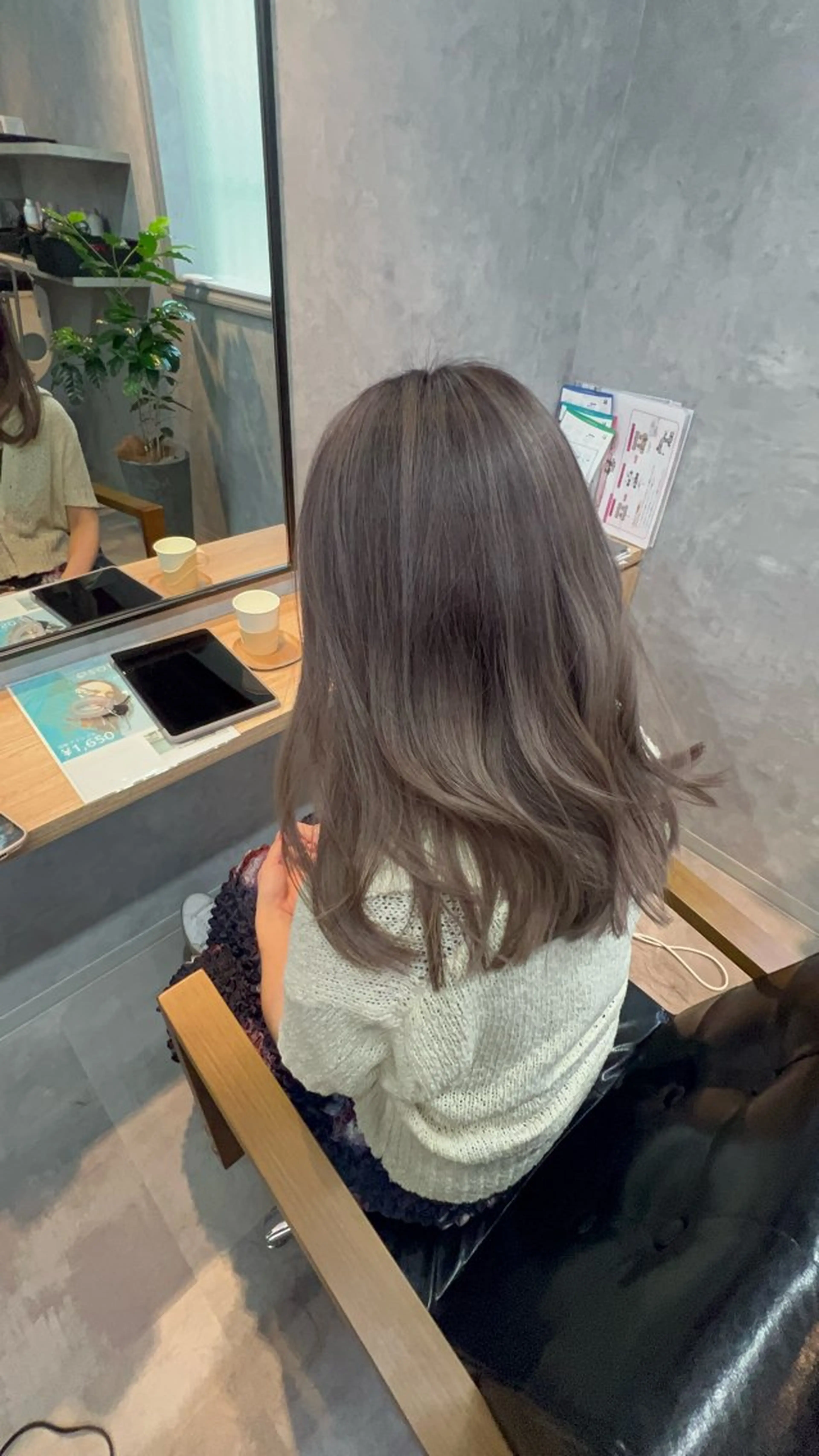 セミロング カット ヘアカラー motoトップカラー リスト/ブリーチカラのヘアスタイル