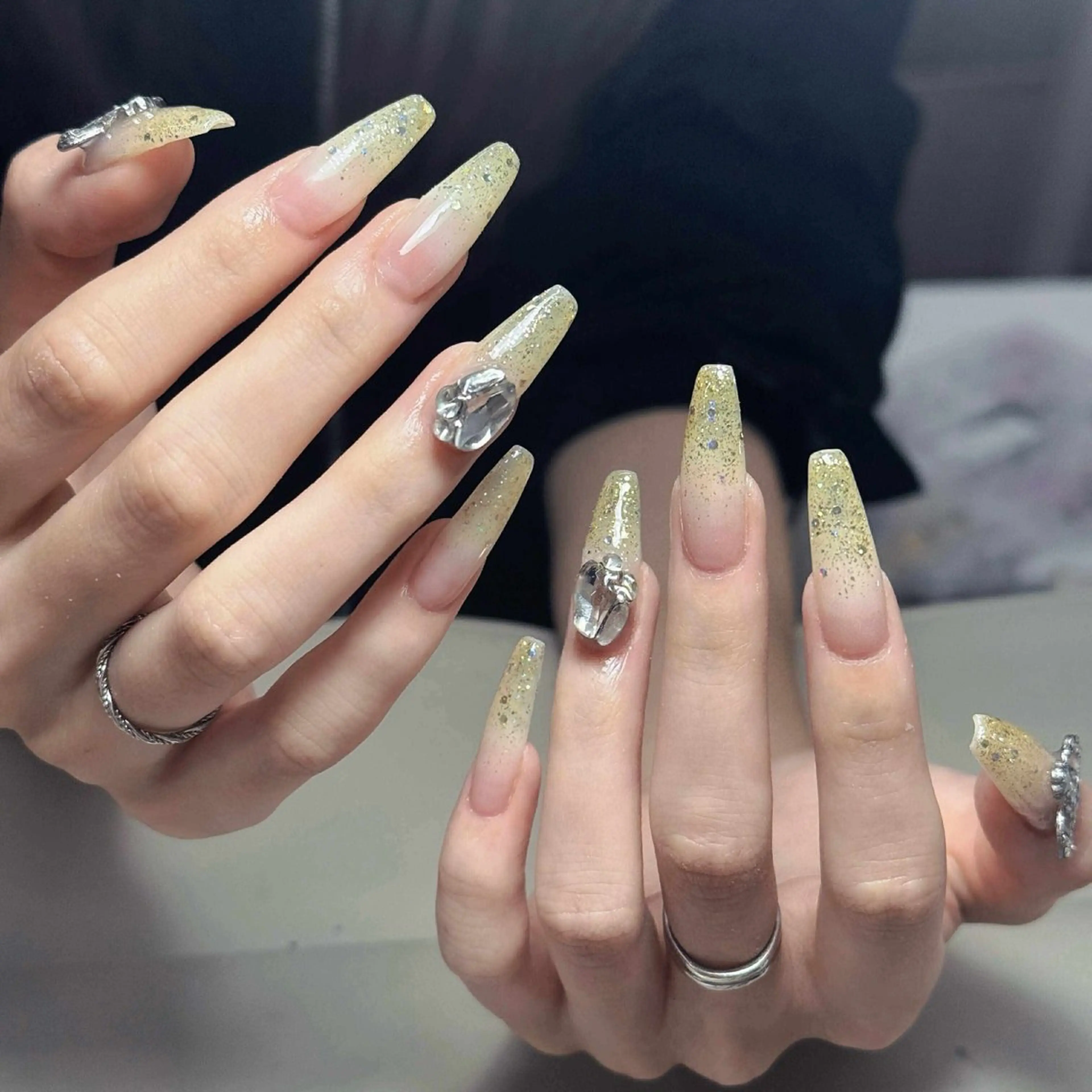 【チップ長さ出し】ワンカラー・ラメグラ+パーツ4個 ¥9500→¥7500 (オフ選択)の写真