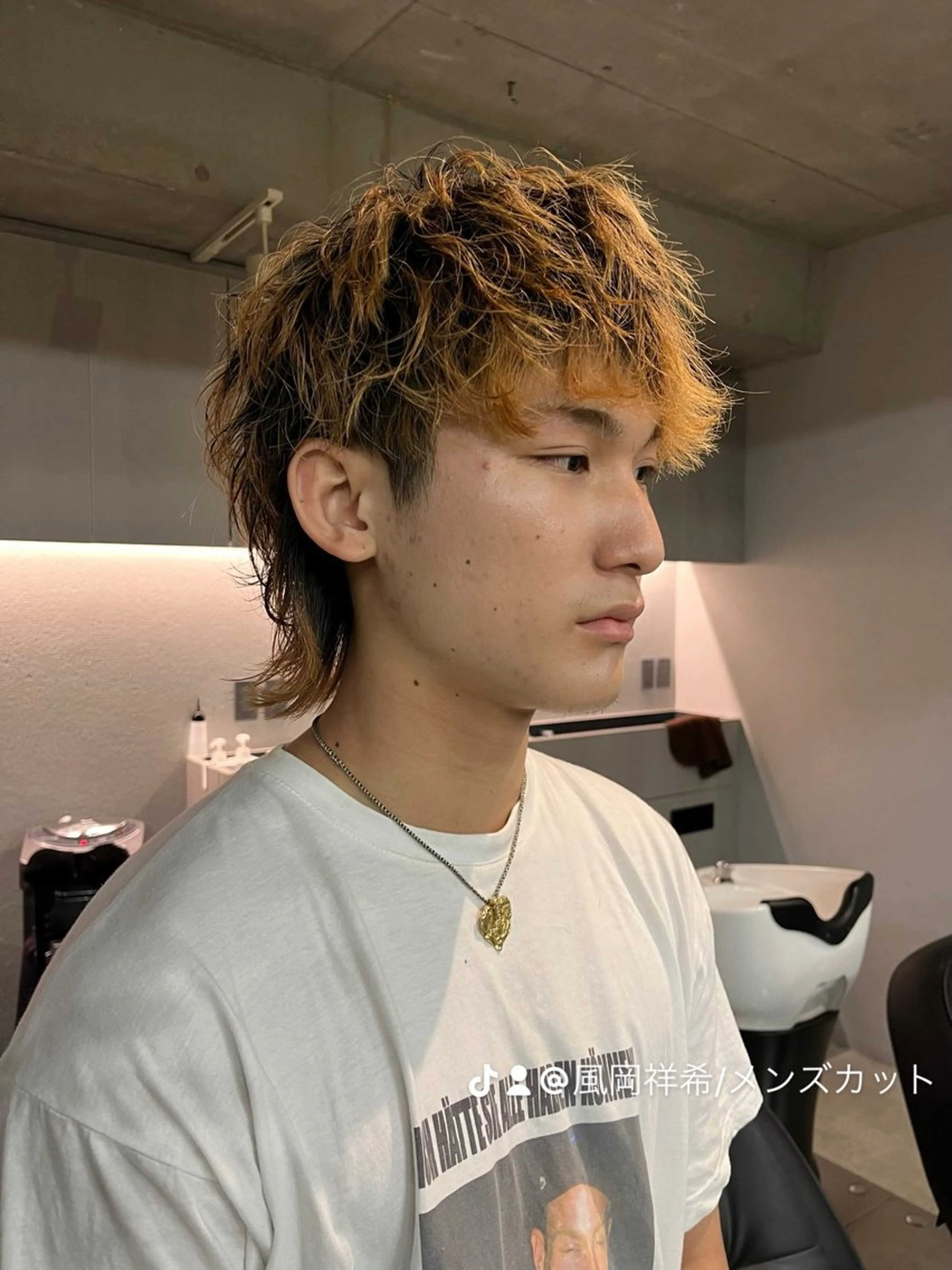 ミディアム メンズ 曲がる縮毛矯正 センターパートのヘアスタイル