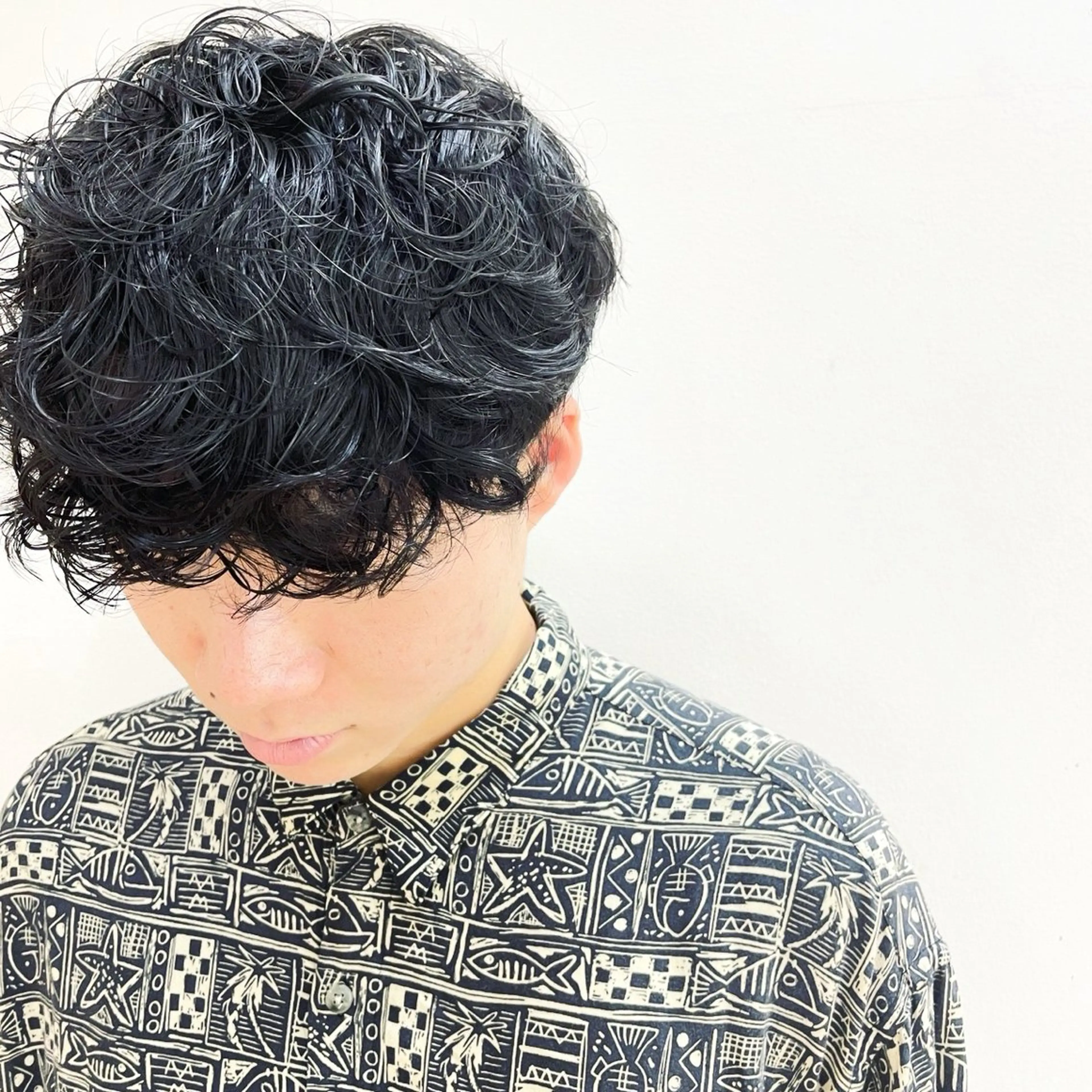 ショート パーマ メンズ マッシュ メンズパーマ スパイラルパーマ デザインカラー/ 推しの配色 肥後のヘアスタイル