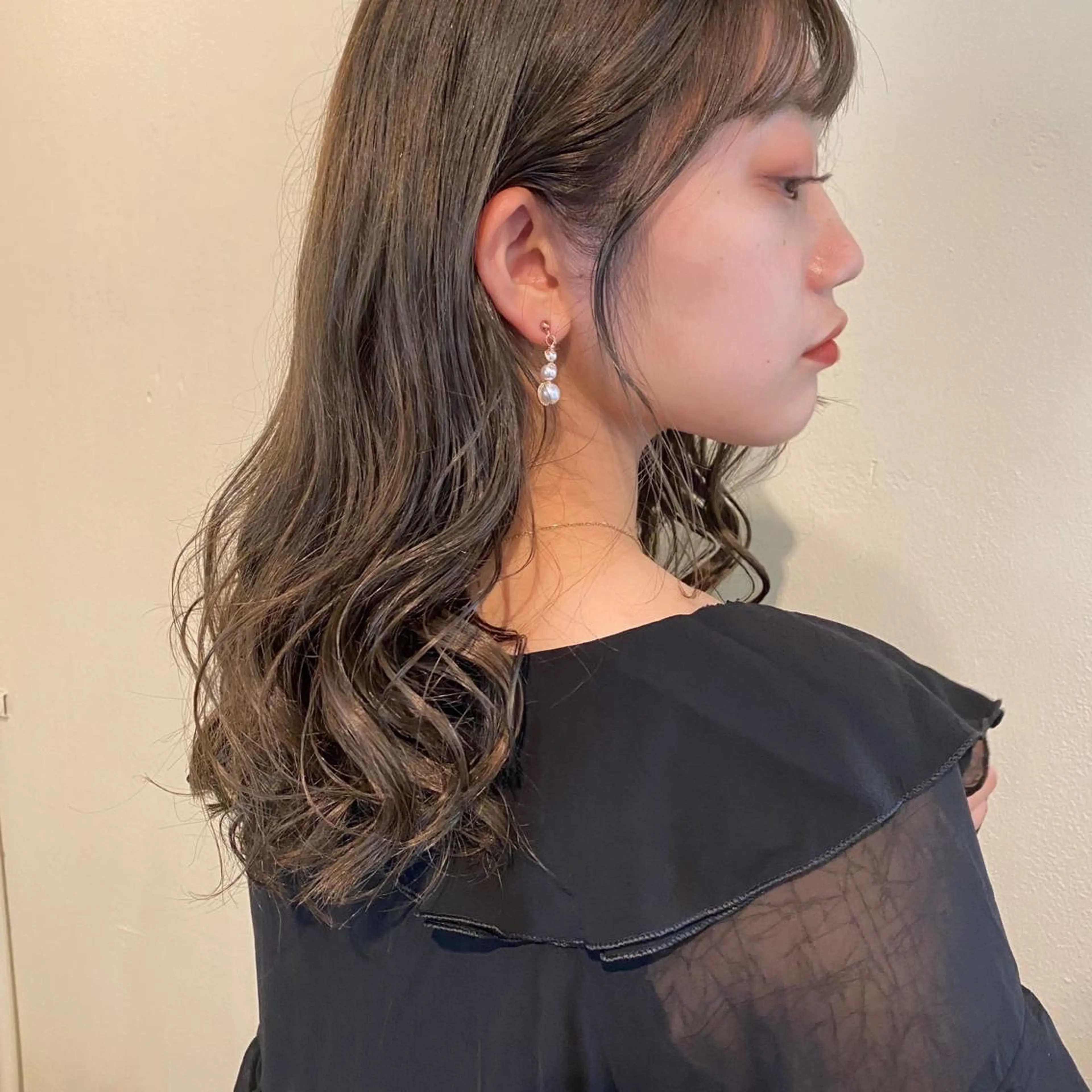 ロング カラー ブリーチ グレージュ オリーブグレージュ オリーブグレー オレンジ 岡村 玲奈のヘアスタイル