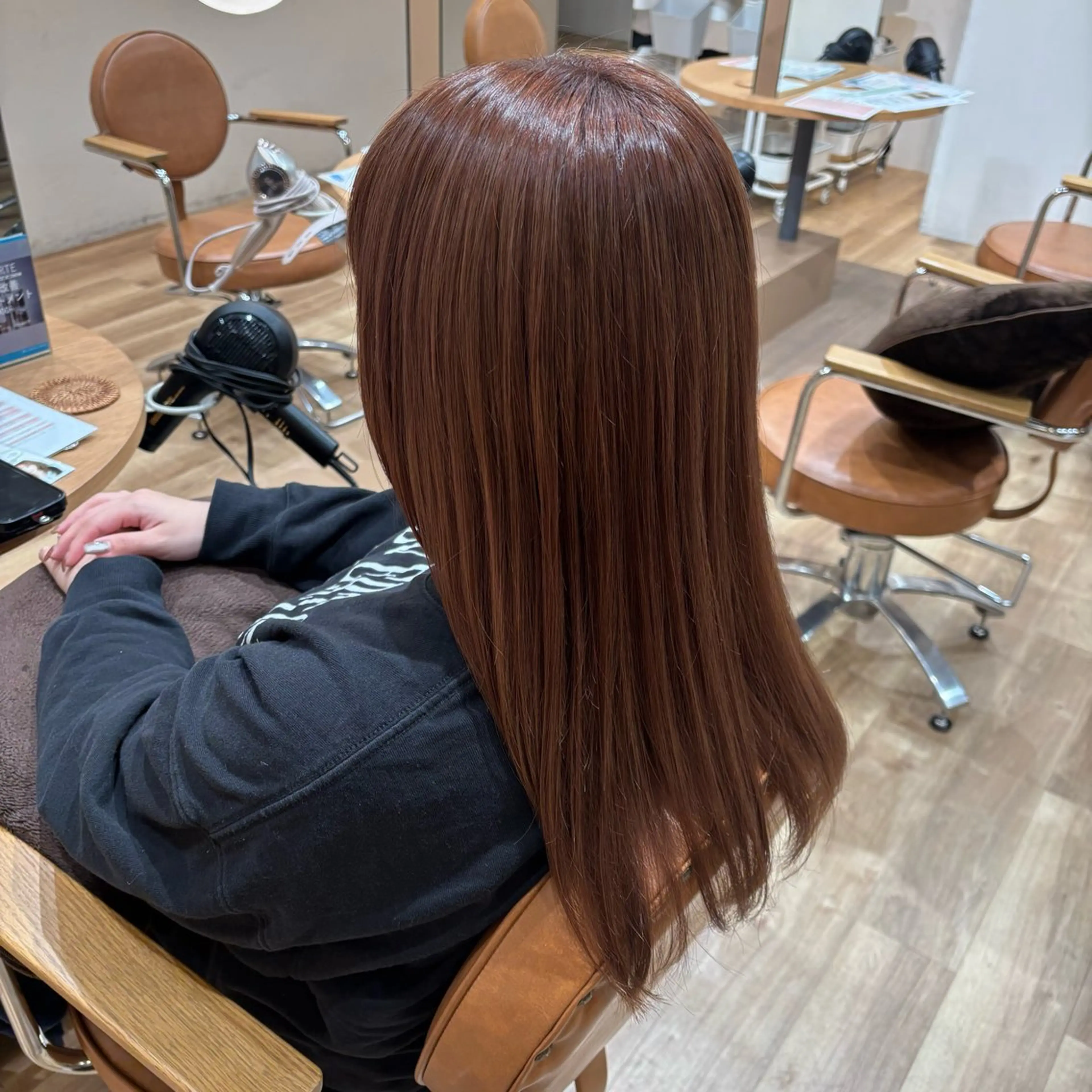 ロング 顔まわりレイヤー 顔周りカット レイヤーカット 小西 七菜子のヘアスタイル