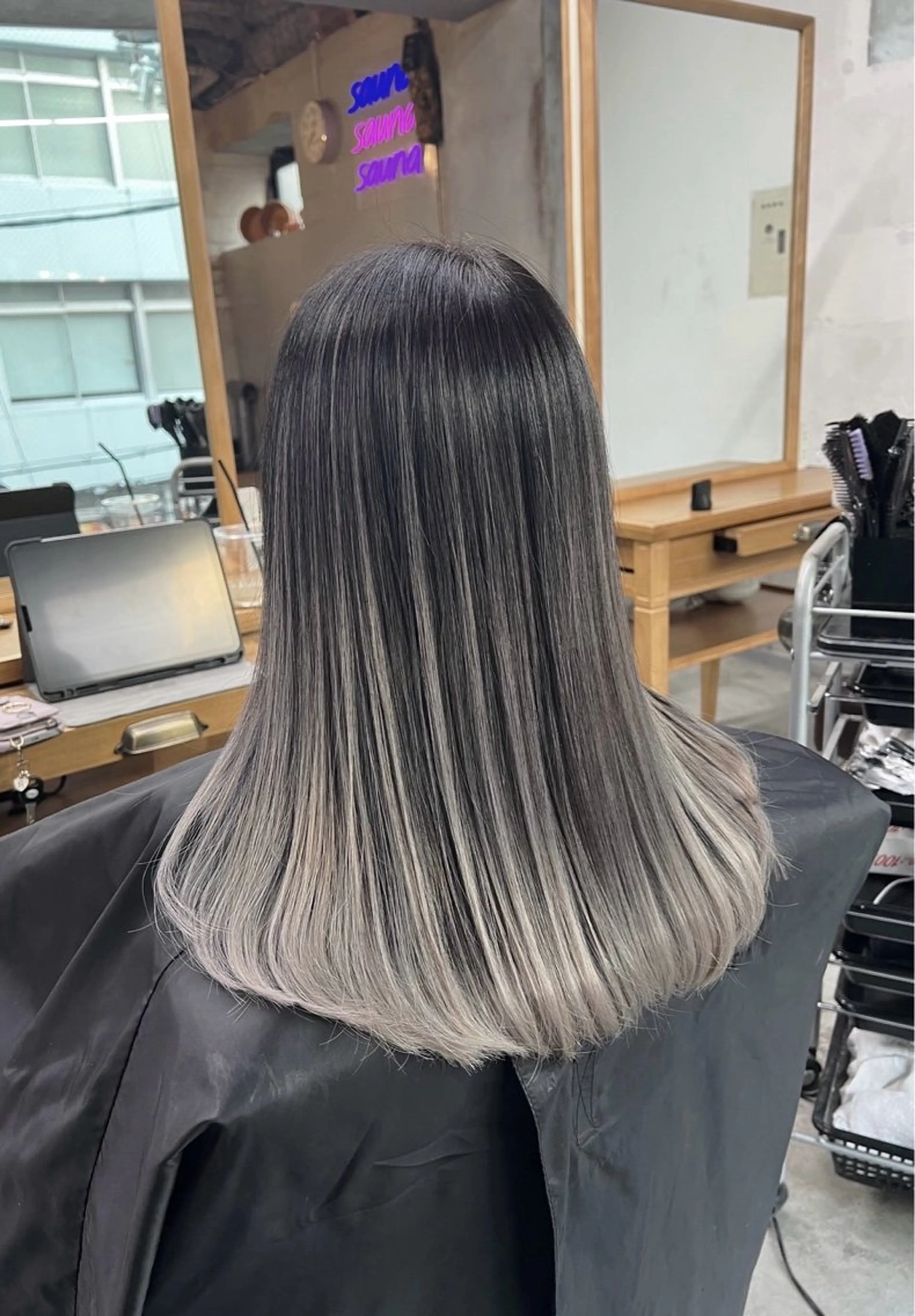 セミロング カラー バレイヤージュ シルバー ホワイトシルバー レイヤーカット ヘアカラー トリートメント 指名数No.1 /NAOYAのヘアスタイル