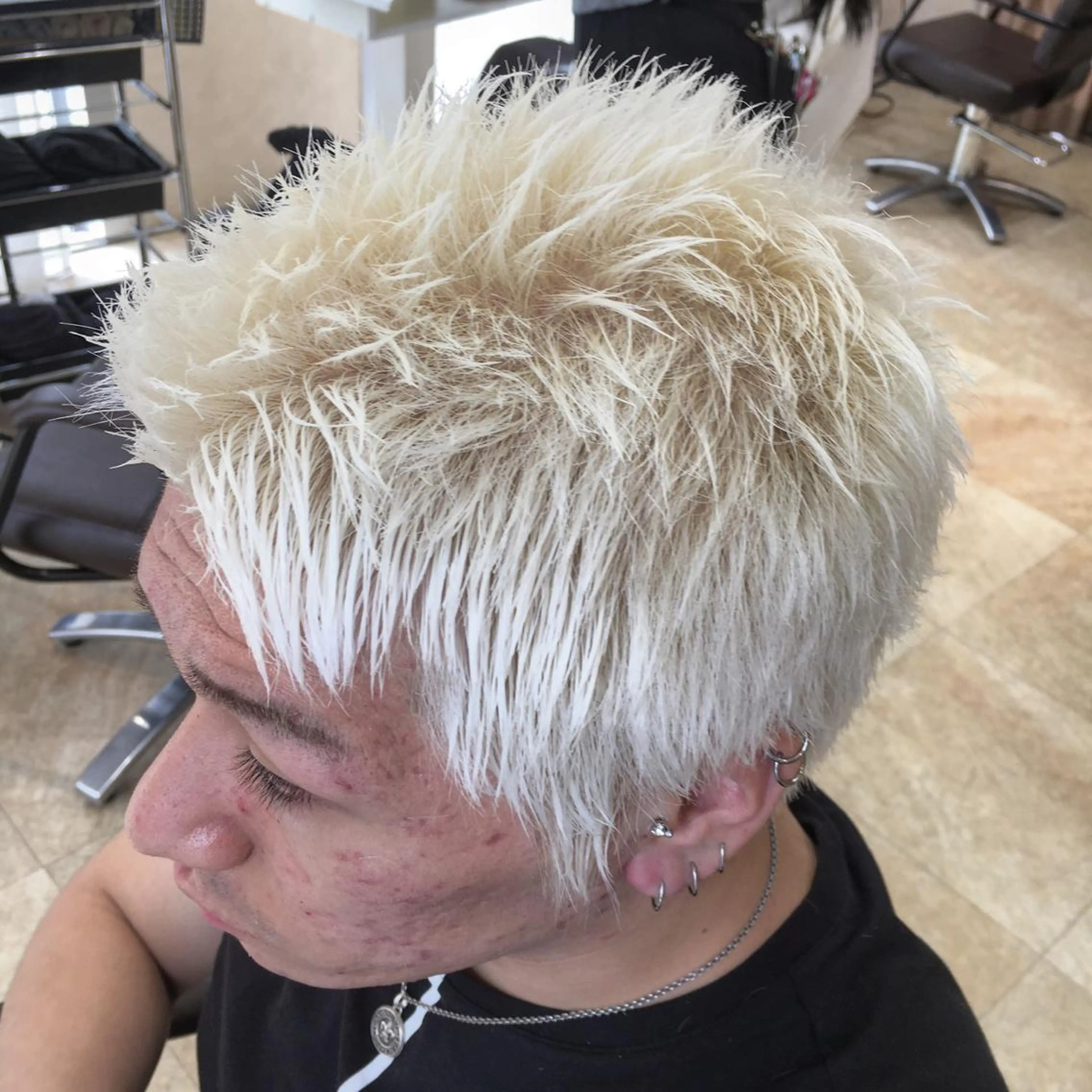 ショート カラー パーマ ヘアアレンジ メンズ キッズ ネイル マツエク・マツパ 前下がりボブ センターパート マッシュ アッシュ グラデーションカラー 角床直哉 カラーカットNO 1のヘアスタイル