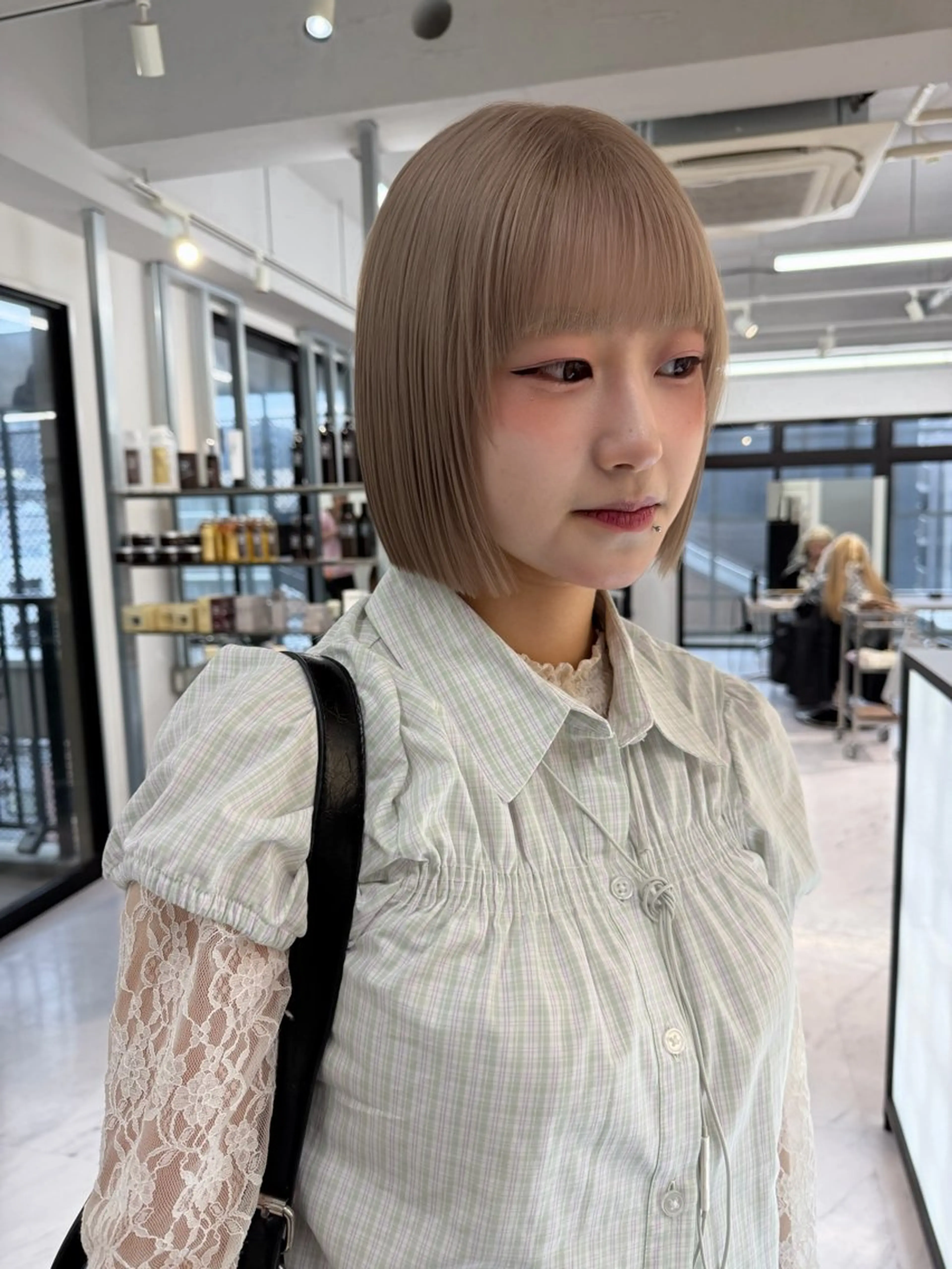 ショート カラー ベージュカラー ブリーチ ケアブリーチ デザインカラー ダブルカラー カット ヘアカラー トリートメント TATSUブリーチ/ ミルクティーベージュのヘアスタイル