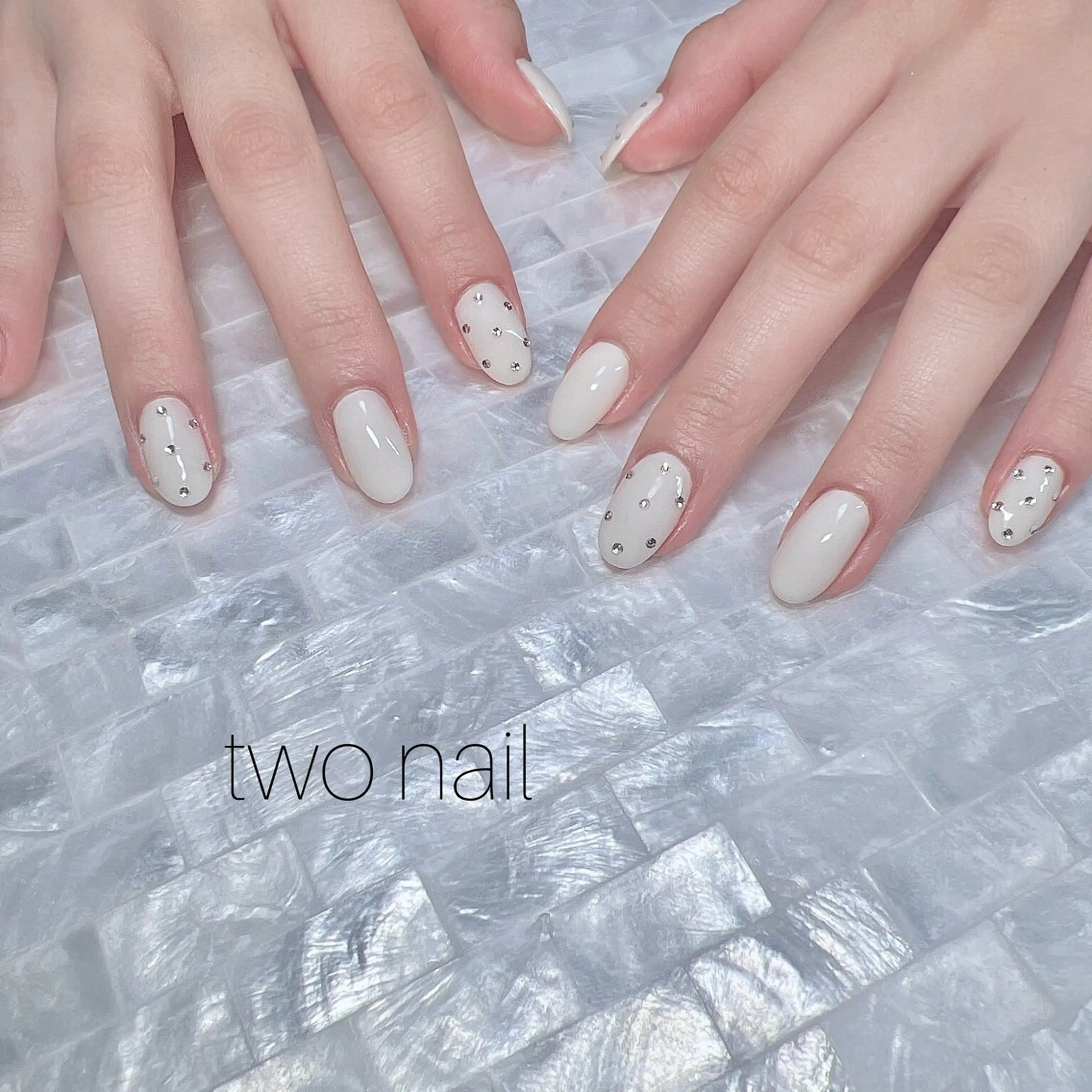 ネイル ネイルチップ ホワイト ハンドネイル two nailのネイルデザイン