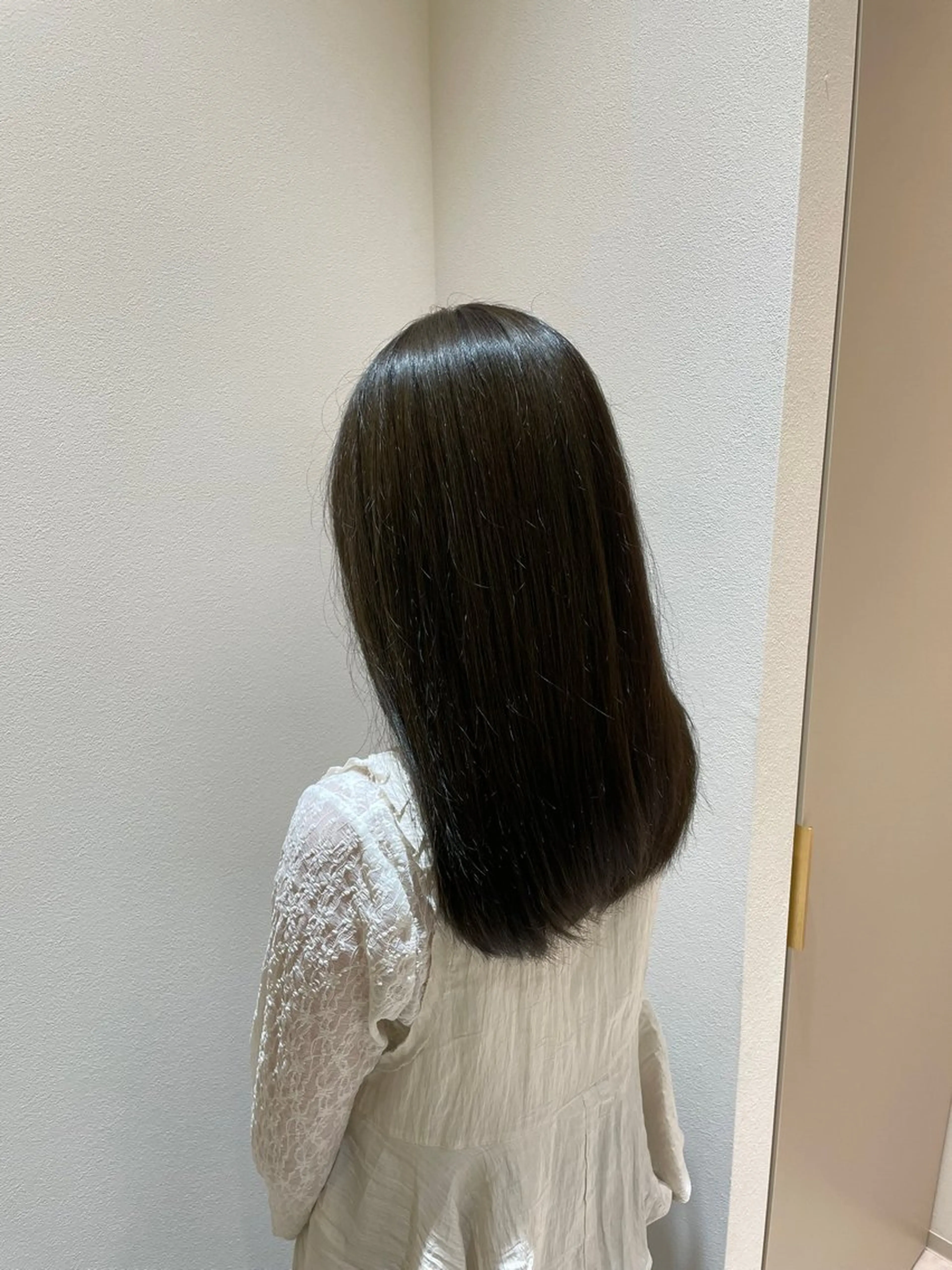 ミディアム カラー グレージュ オリーブグレージュ オリーブグレー 脱白髪染め白髪ぼかし TERA（寺崎）のヘアスタイル