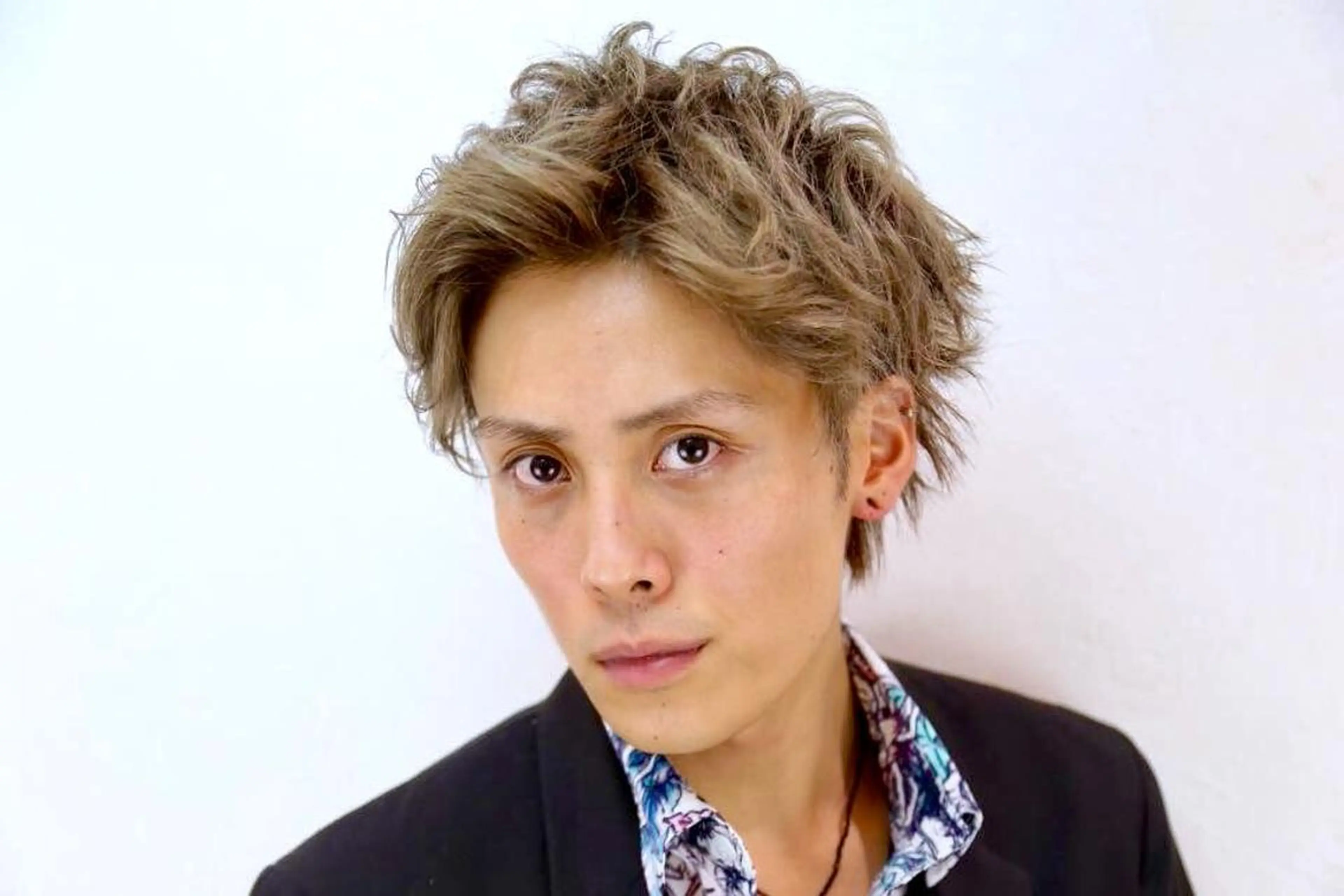 ショート カラー メンズ アップバング メンズハイトーン ベージュカラー ハイトーンカラー Vir by browのヘアスタイル