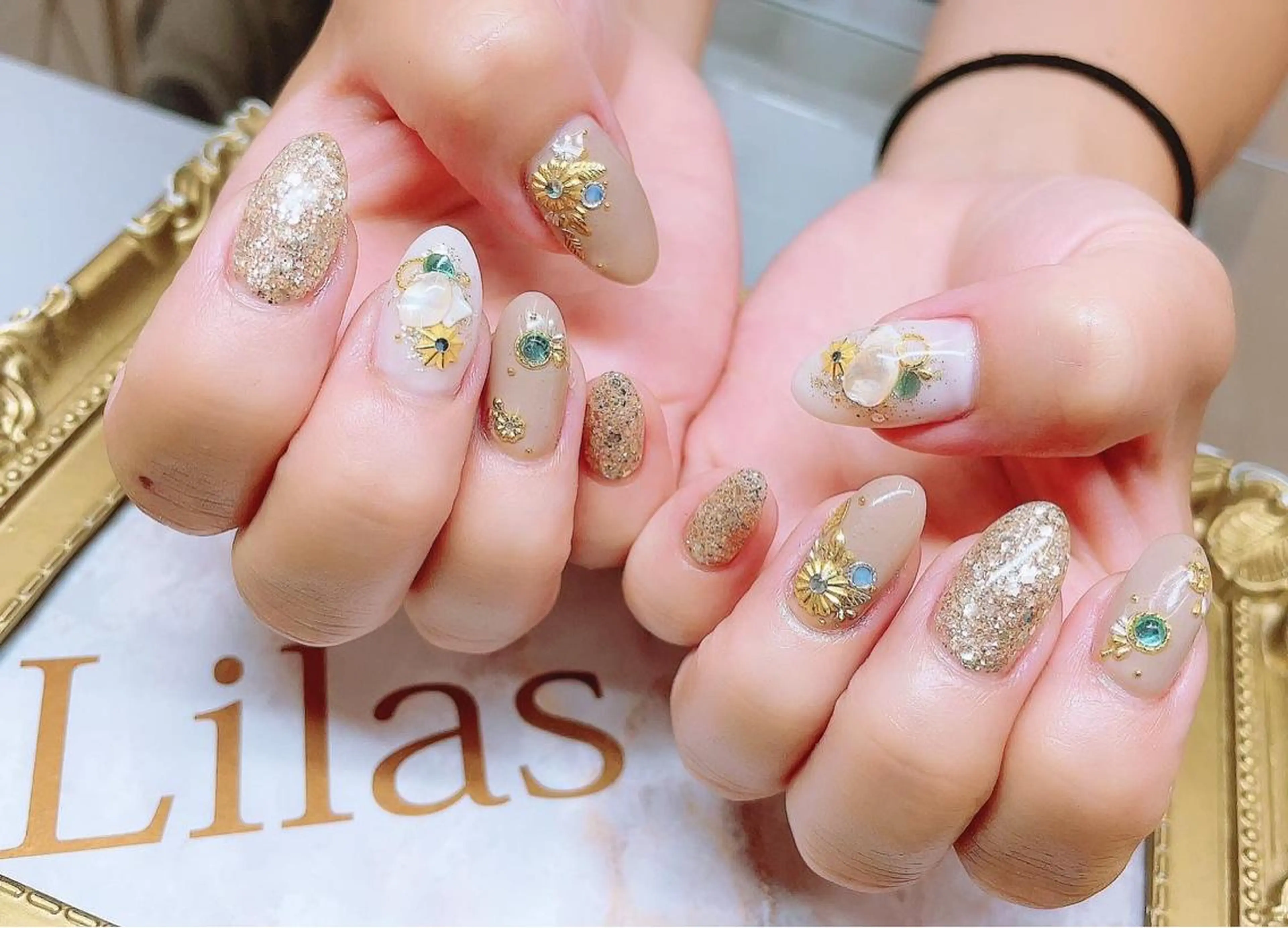 ネイル オーロラネイル ジェルネイル ゴールド ハードジェル ラメ(グリッター) Lilas Nailのネイルデザイン