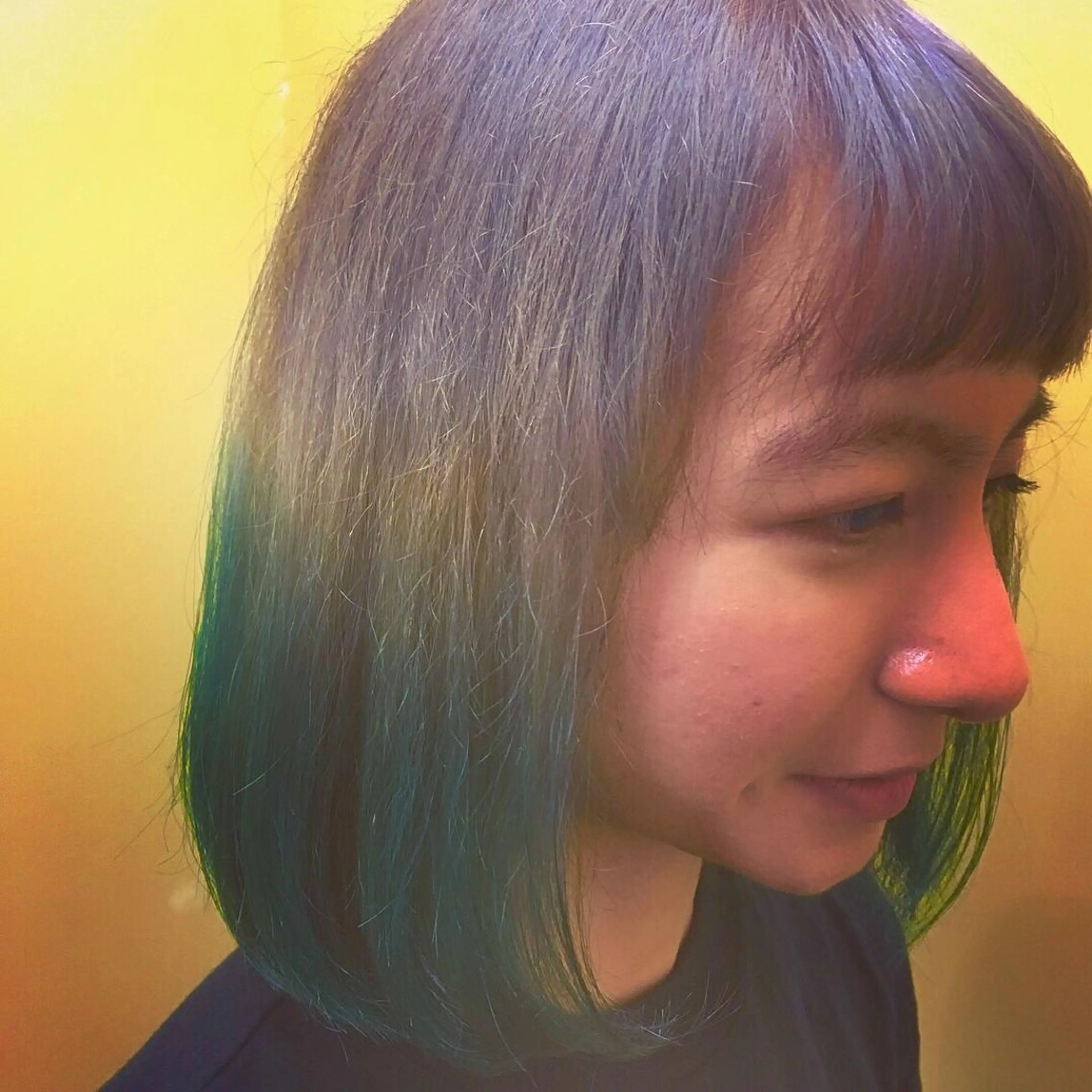 ミディアム カラー シルバー ヨシダ アズサのヘアスタイル