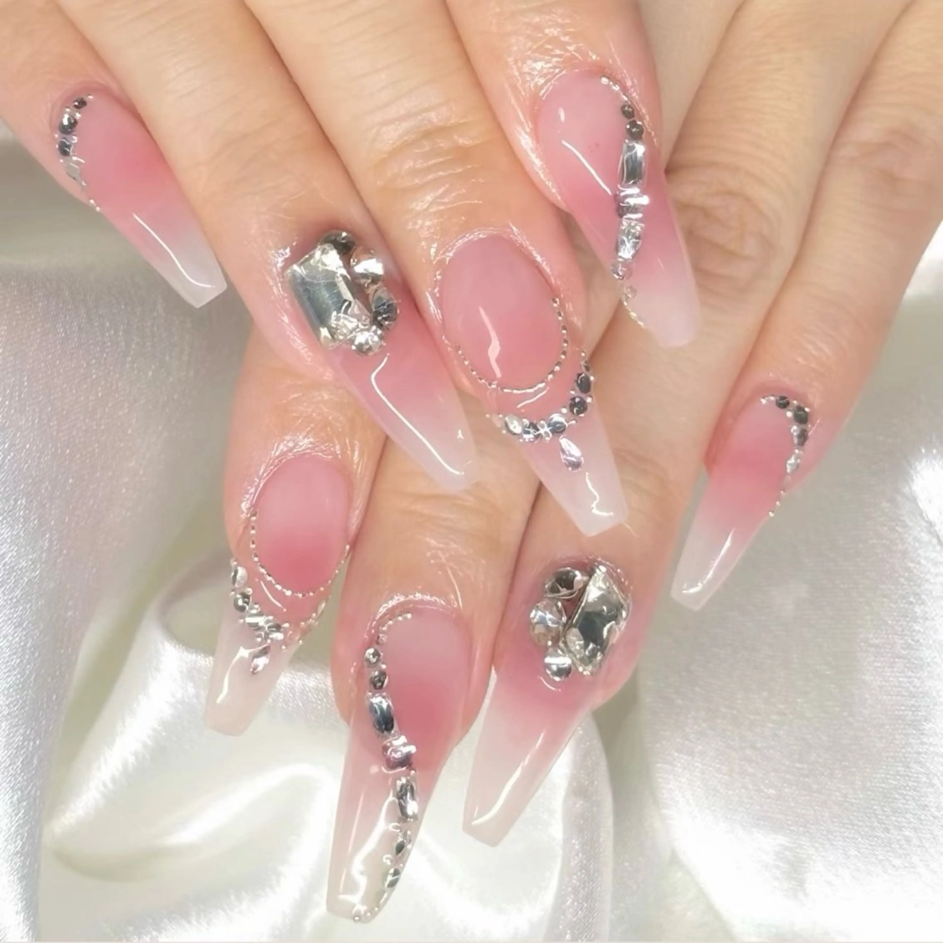 ネイル ハンドネイル ルシイ🎀新宿長さ 出しパーツ専門店のネイルデザイン