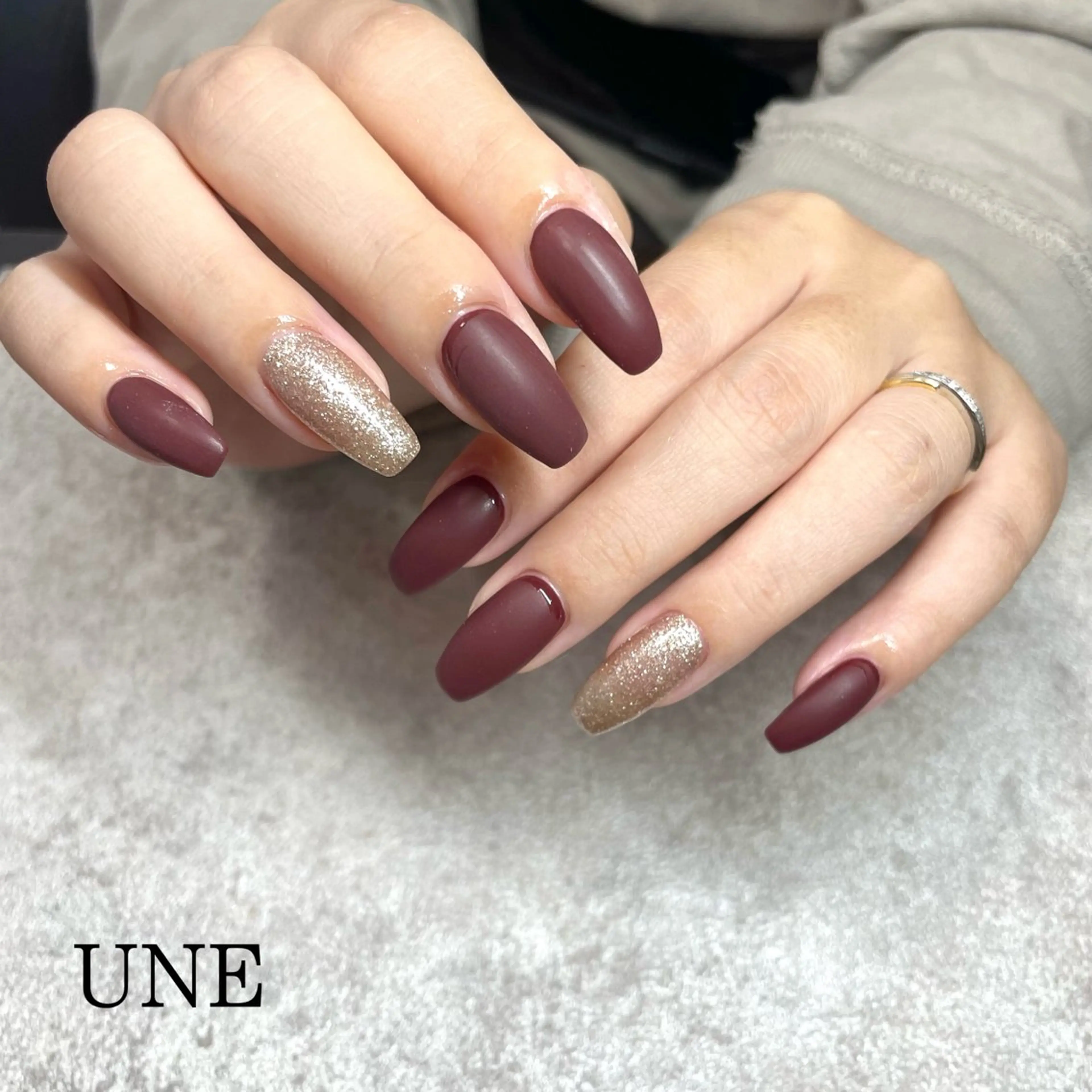 ネイル ボルドー ラメ(グリッター) マットネイル ワンカラーネイル シンプルネイル UNE.【ユヌ】 Jr.NANAのネイルデザイン