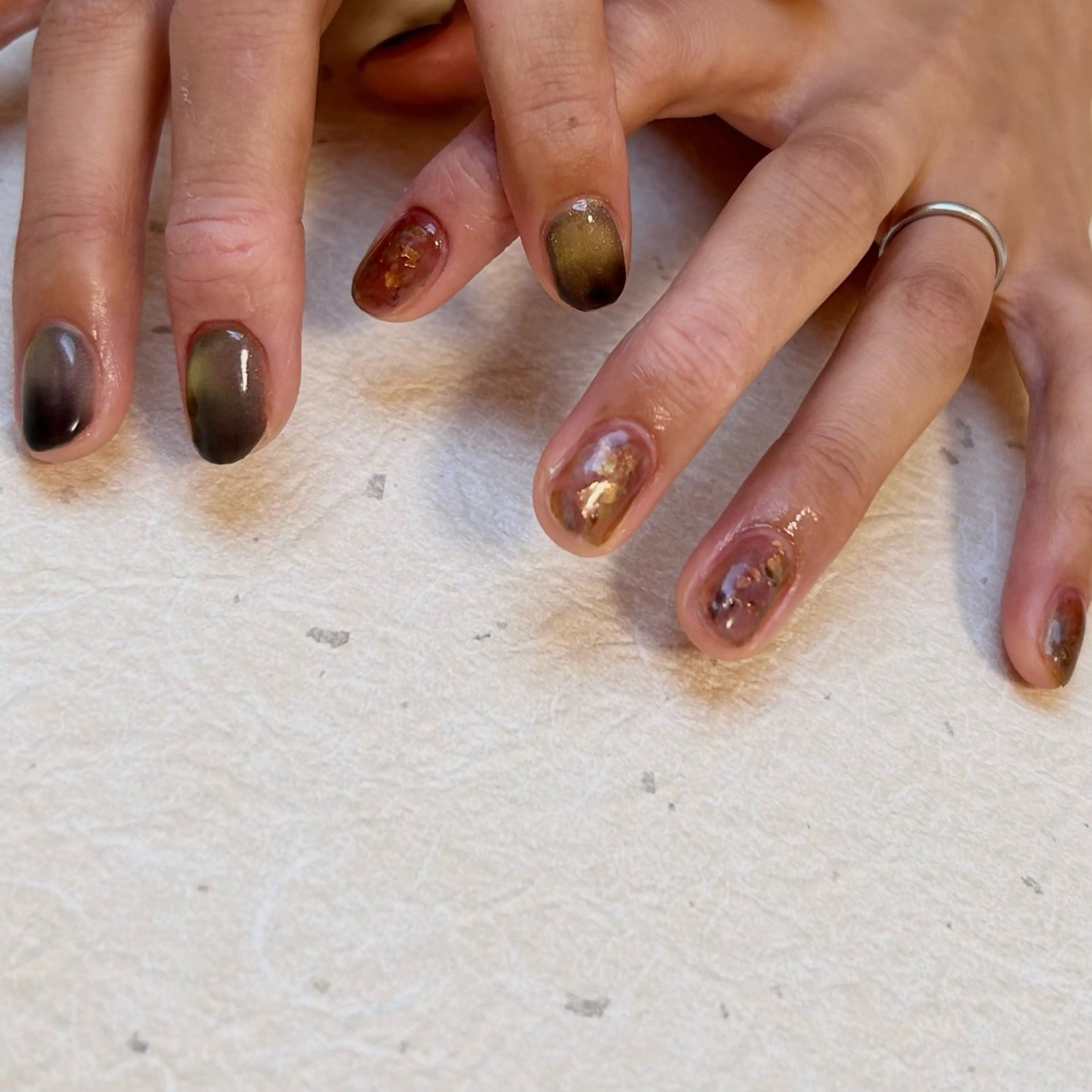 ネイル ブラウン グラデーション ニュアンスネイル 黄色 nailsalon kiii'sのネイルデザイン