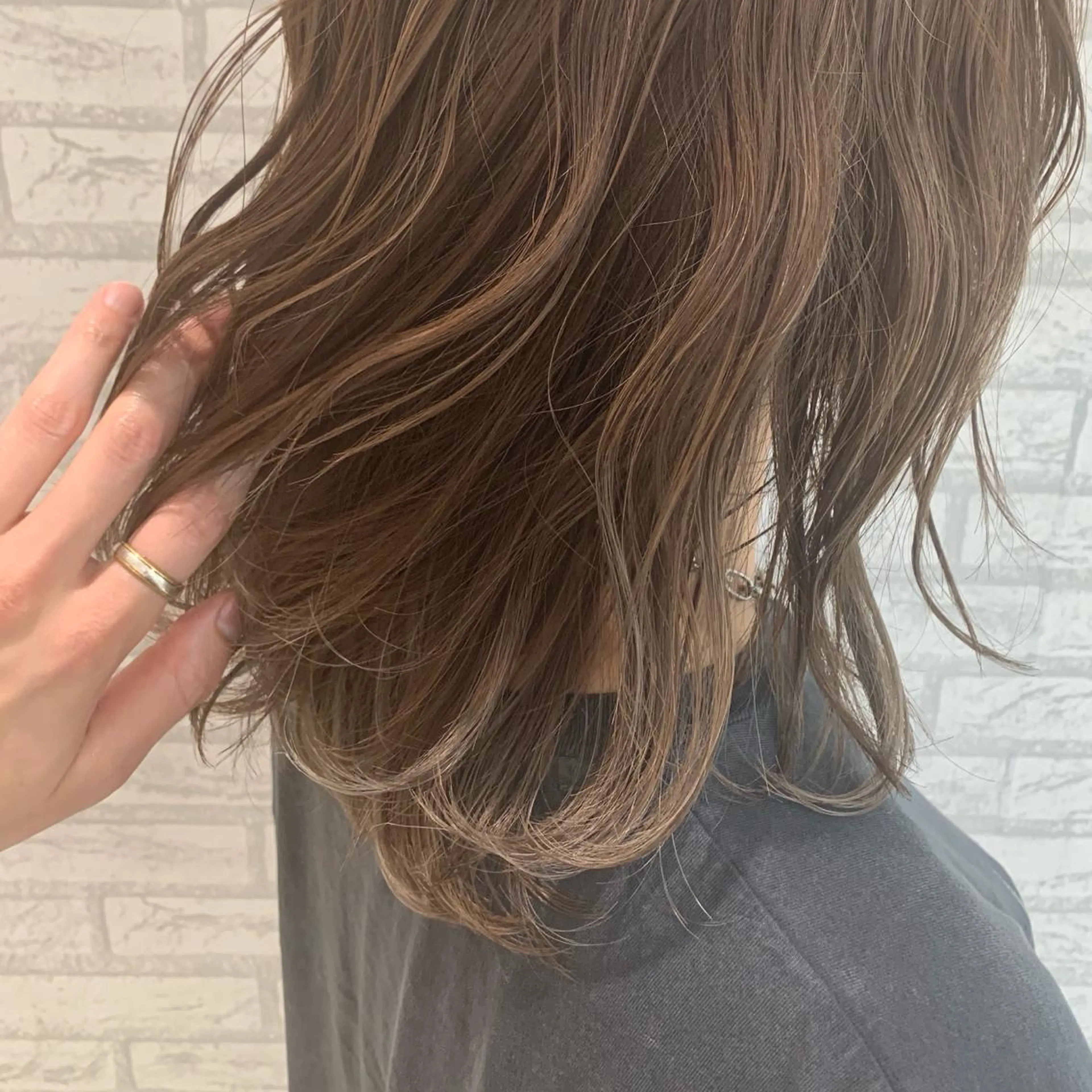 セミロング カラー デザインカラー、艶髪 大塚　耕平のヘアスタイル