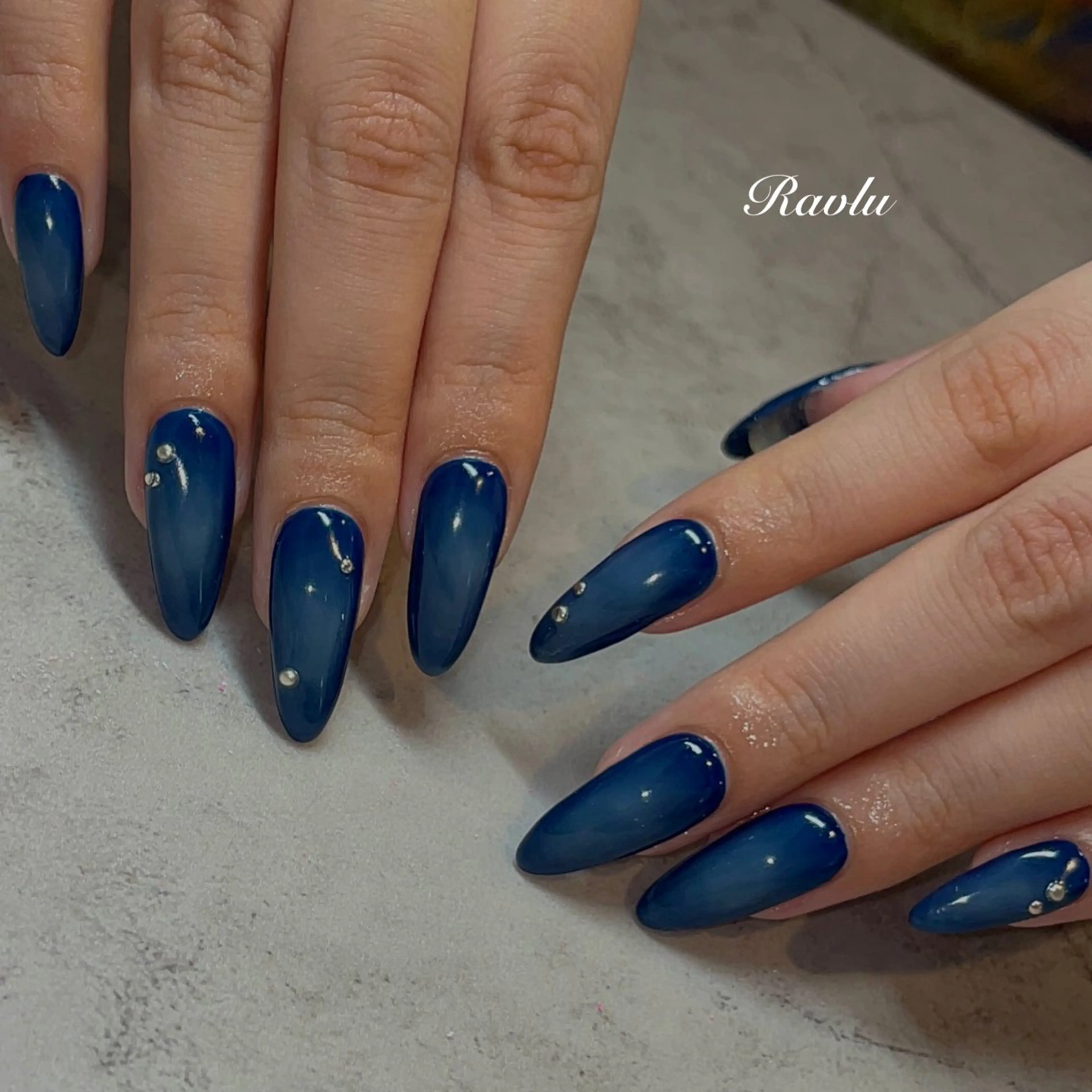 ネイル チークネイル ネイビー ホワイト ハンドネイル アラカキ アンジュのネイルデザイン