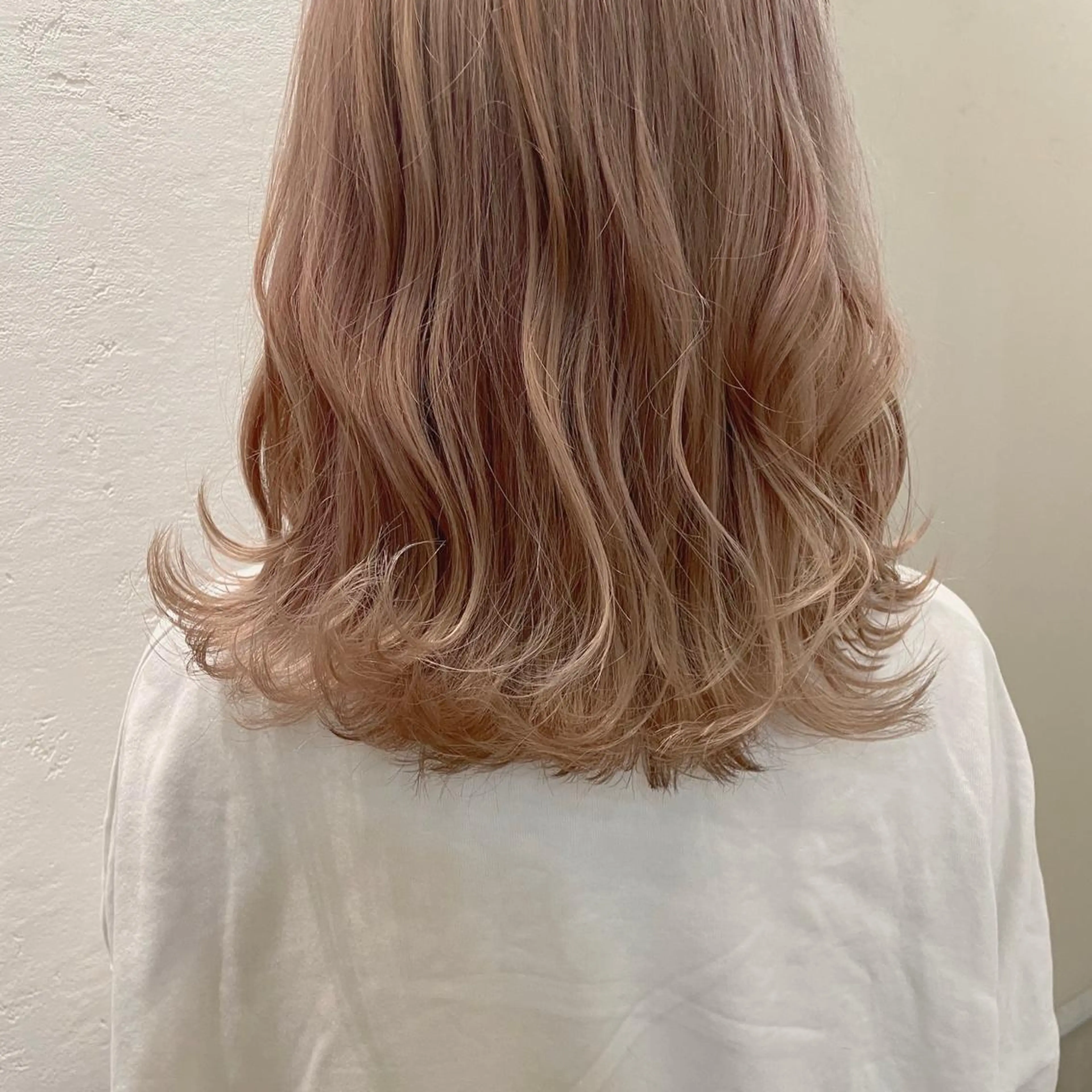 ミディアム ブリーチなしベージュ カラー佐藤華厘のヘアスタイル